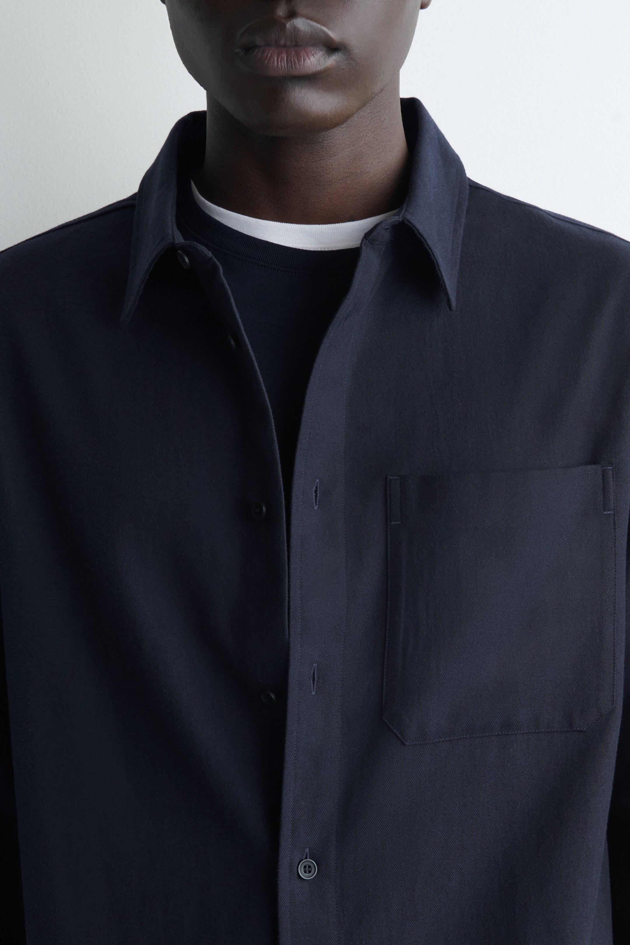 Zobrazit větší obrázek: RELAXOVANÁ KOŠILE Z ČESANÉ SMĚSI BAVLNY - NAVY - MUŽI | H&M CZ 5