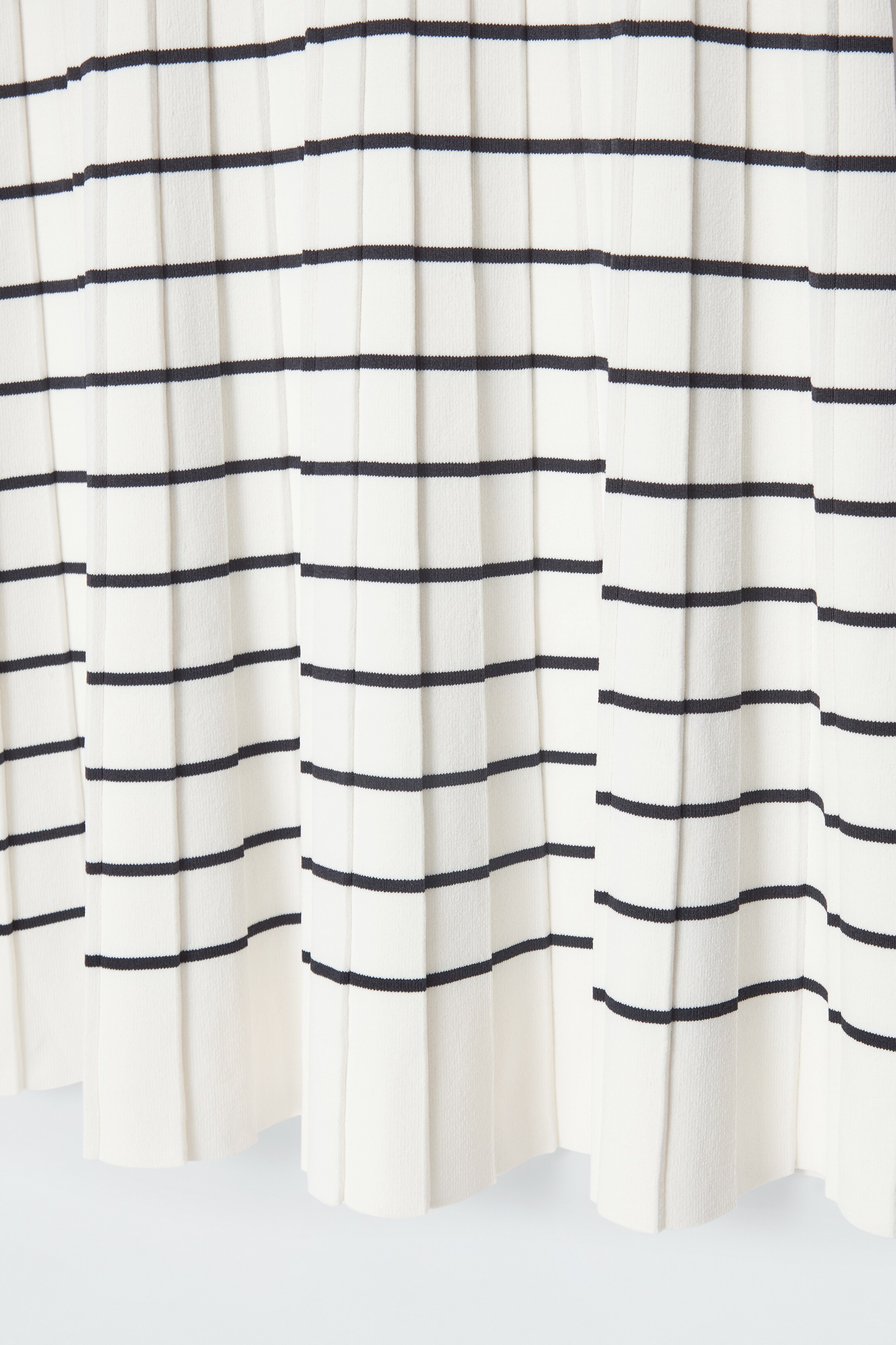 Ingrandisci l'immagine: STRIPED KNITTED MINI POLO DRESS - IVORY / STRIPED - DONNA | H&M CH 3