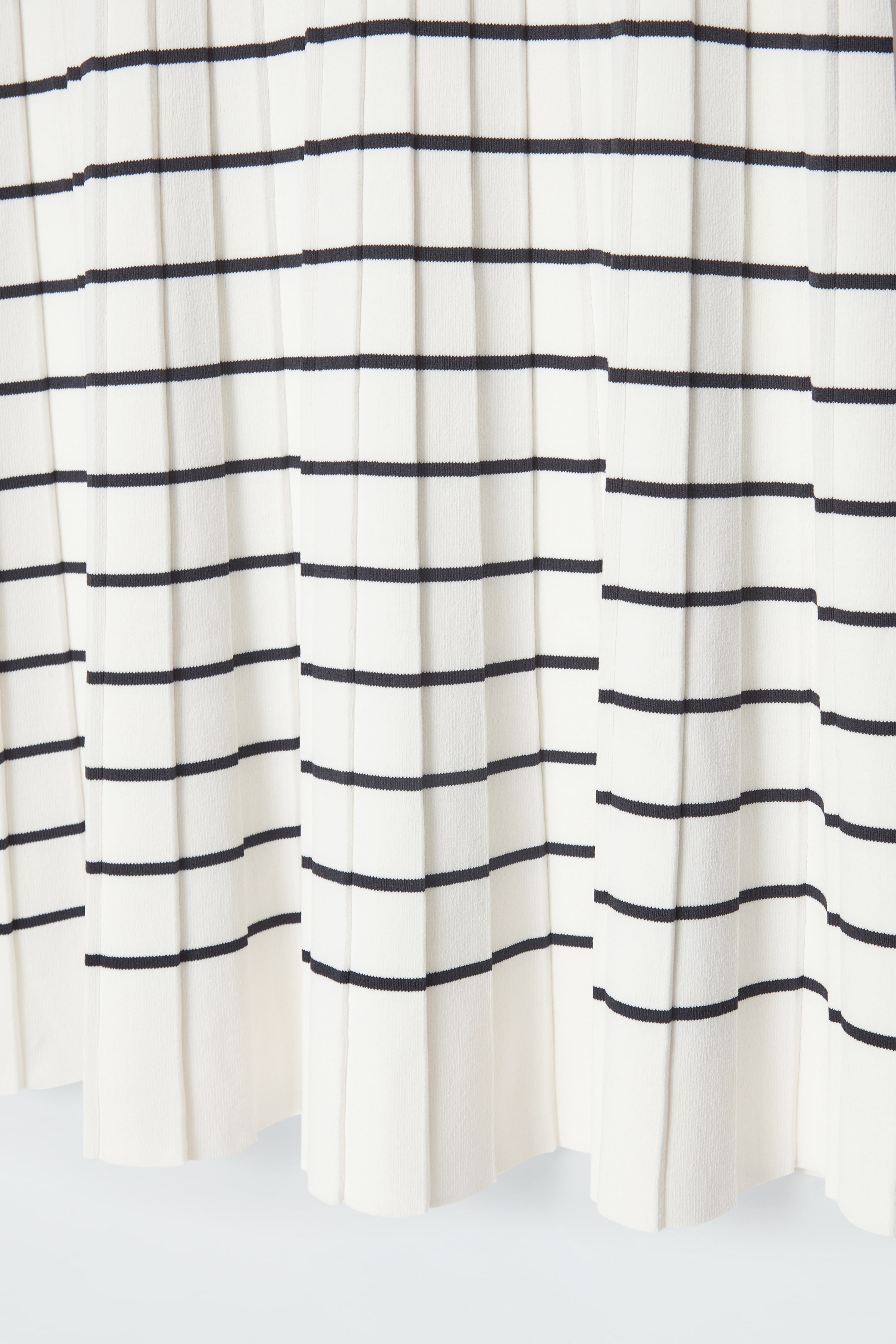 Agrandir l'image: ROBE POLO COURTE EN MAILLE RAYÉE - IVOIRE / RAYURES - FEMME | H&M CH 3