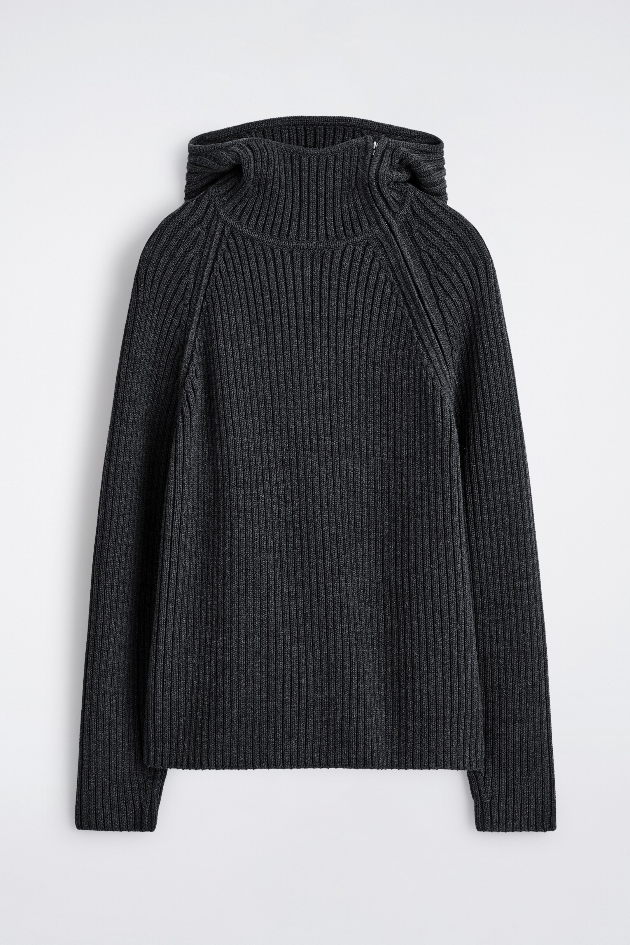 Agrandir l'image: Un hoodie en charbon mélangé est montré de face, avec un tricot à larges côtes, des manches raglan et une capuche tubulaire avec une fermeture éclair visible positionnée sur l'épaule droite.