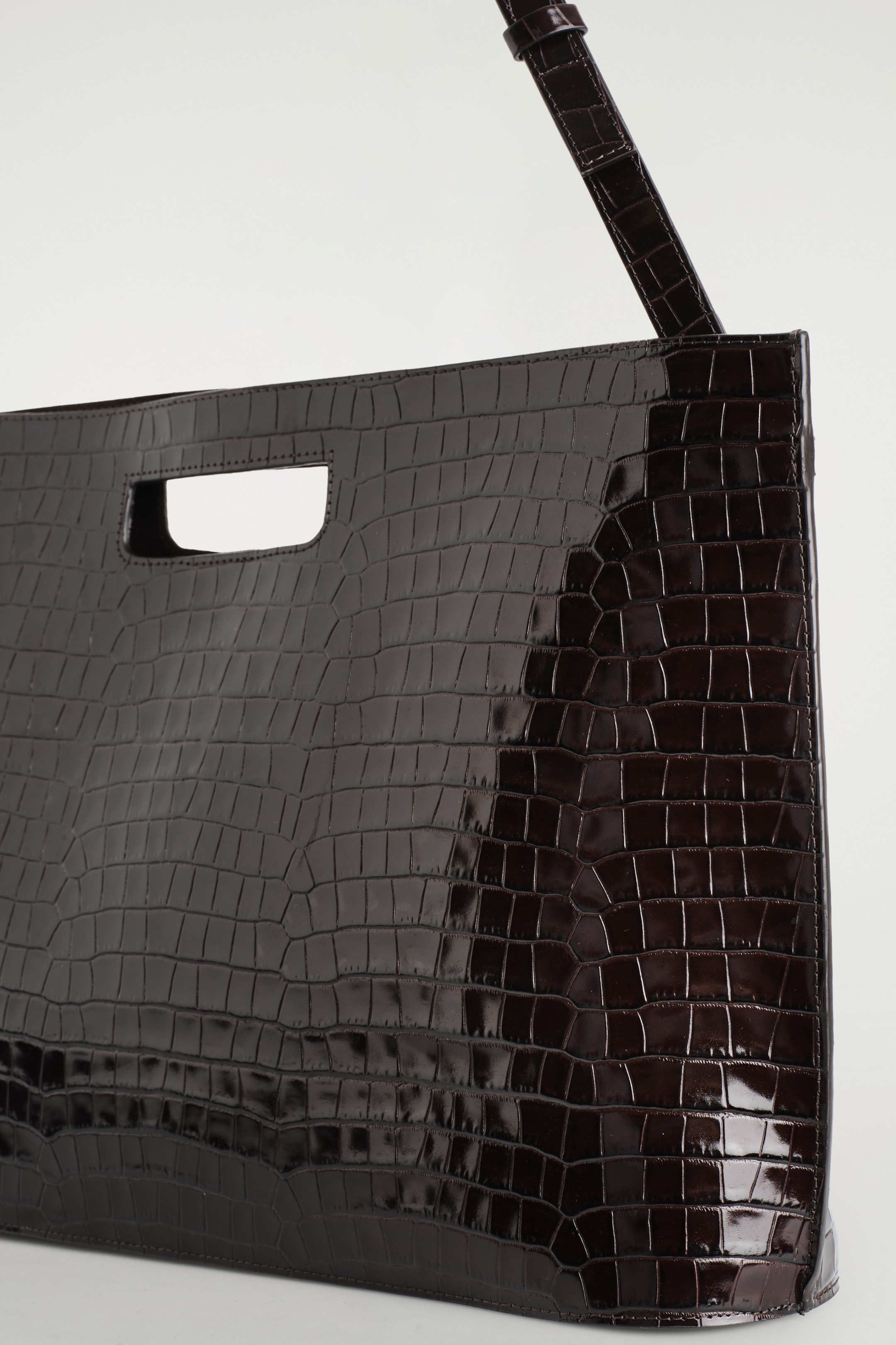 Grösseres Bild ansehen: FOLIO OVERSIZED-TASCHE - LEDER IN KROKODILOPTIK - BRAUN - DAMEN | H&M CH 5