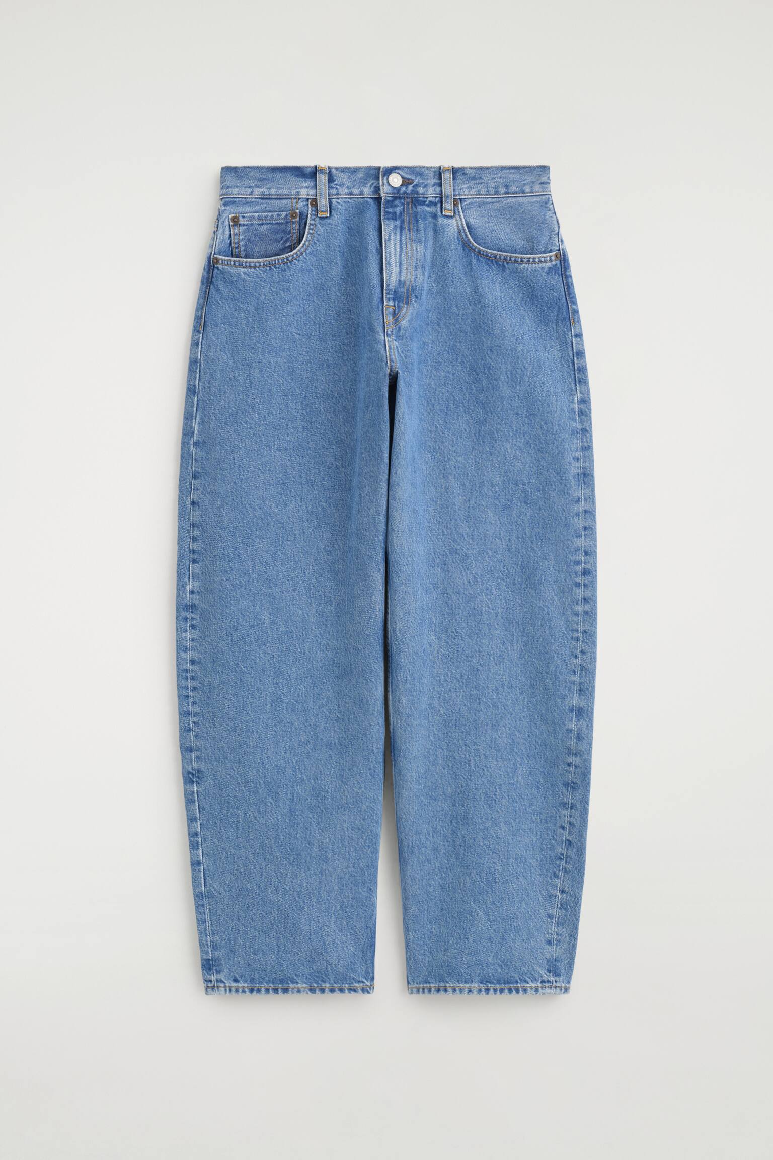 Die Inlet Curved-Leg Jeans zeigen in der Frontansicht eine mittelblaue Waschung und zeichnen sich durch eine markante, zum Saum hin schmaler werdende, geschwungene Beinform aus. Die Jeans verfÃ¼gen Ã¼ber das klassische Five-Pocket-Design, GÃ¼rtelschlaufen und einen Metallknopfverschluss am Bund. - 1