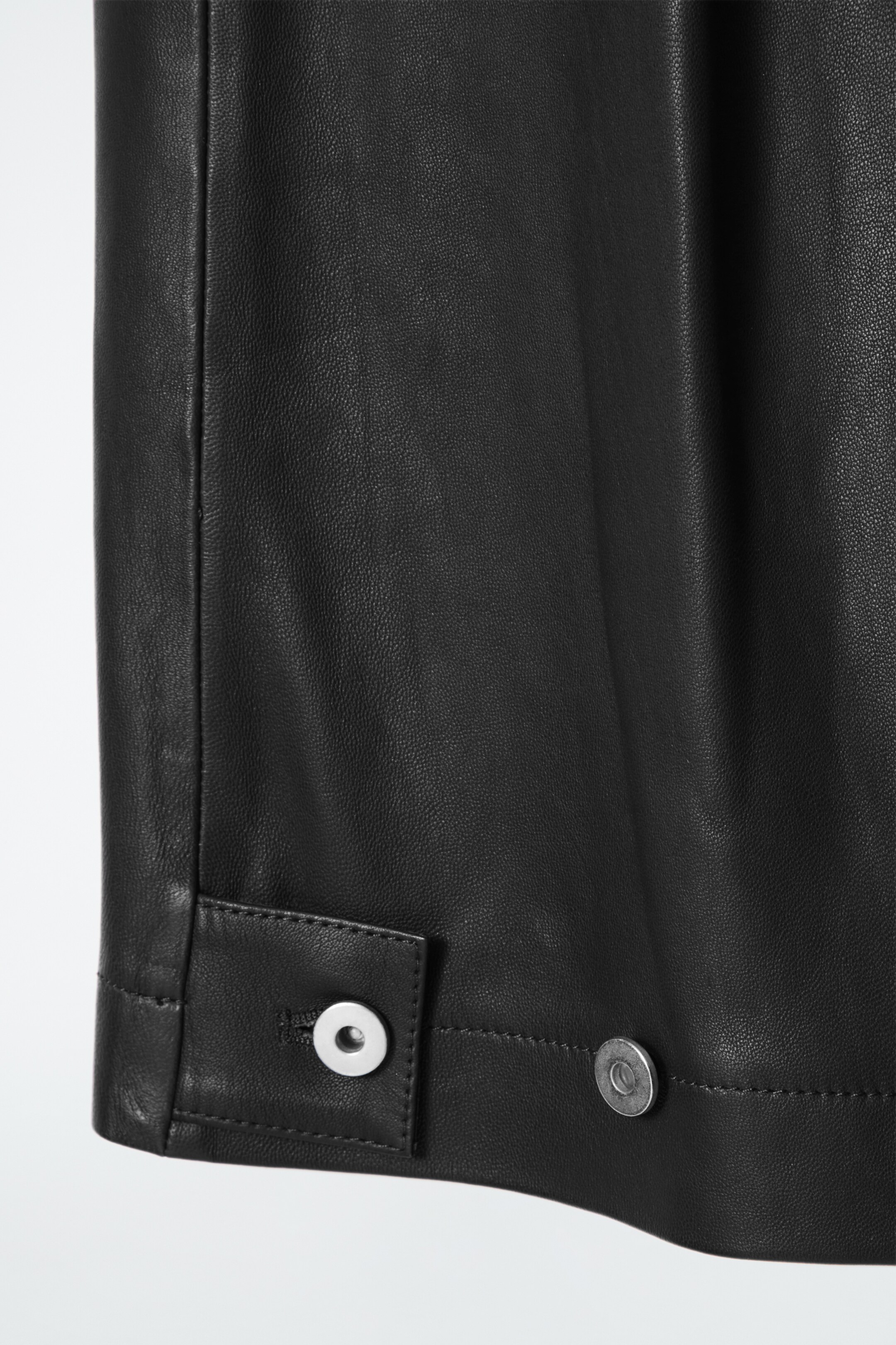 Grösseres Bild ansehen: UTILITY-LEDERHOSE MIT BARREL-BEIN - SCHWARZ - DAMEN | H&M CH 2