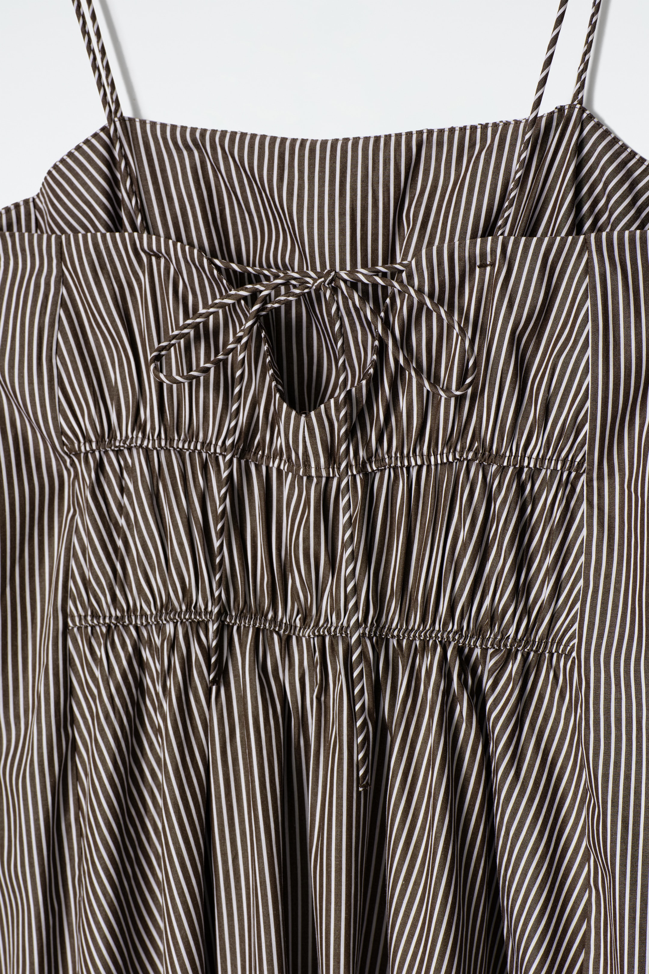Grotere afbeelding bekijken: GESTREEPTE MIDDELLANGE JURK MET GEPLOOIDE TAILLE - bruin / gestreept - DAMES | H&M BE 6