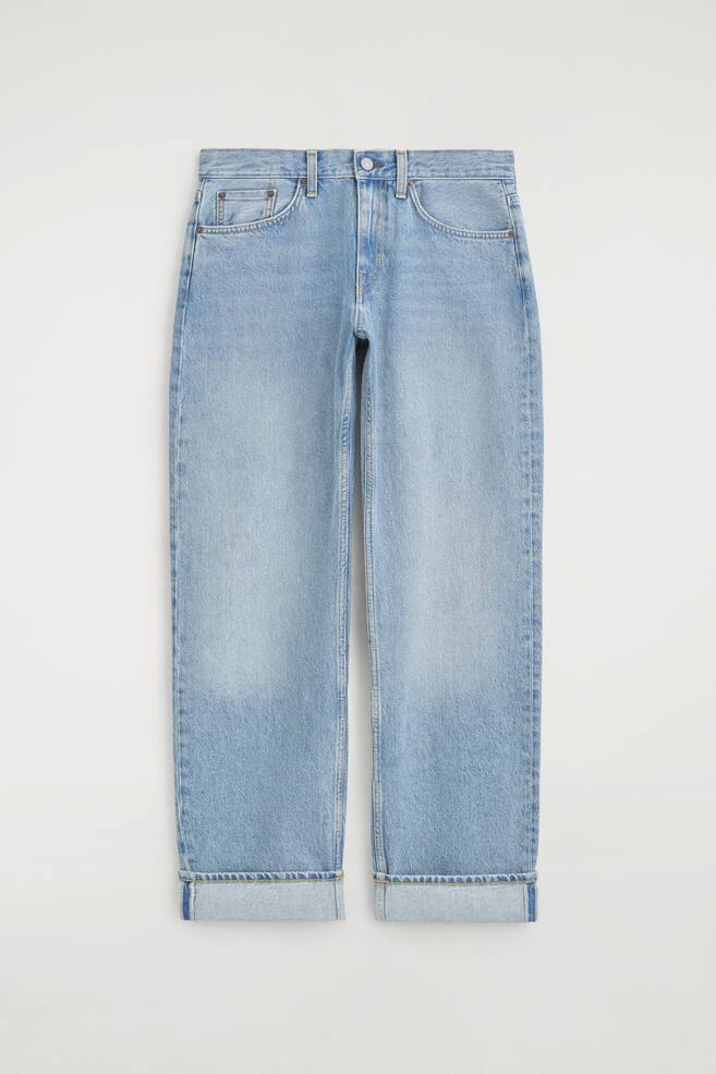 Die Folde Turn-up-Jeans mit geschwungenem Bein in Frontansicht zeigen einen hell gewaschenen blauen Denim und eine entspannte Silhouette mit dezent geschwungenem Bein. Sie verfÃ¼gen Ã¼ber ein klassisches Five-Pocket-Design, GÃ¼rtelschlaufen und breite, umgeschlagene SaumaufschlÃ¤ge. - 1