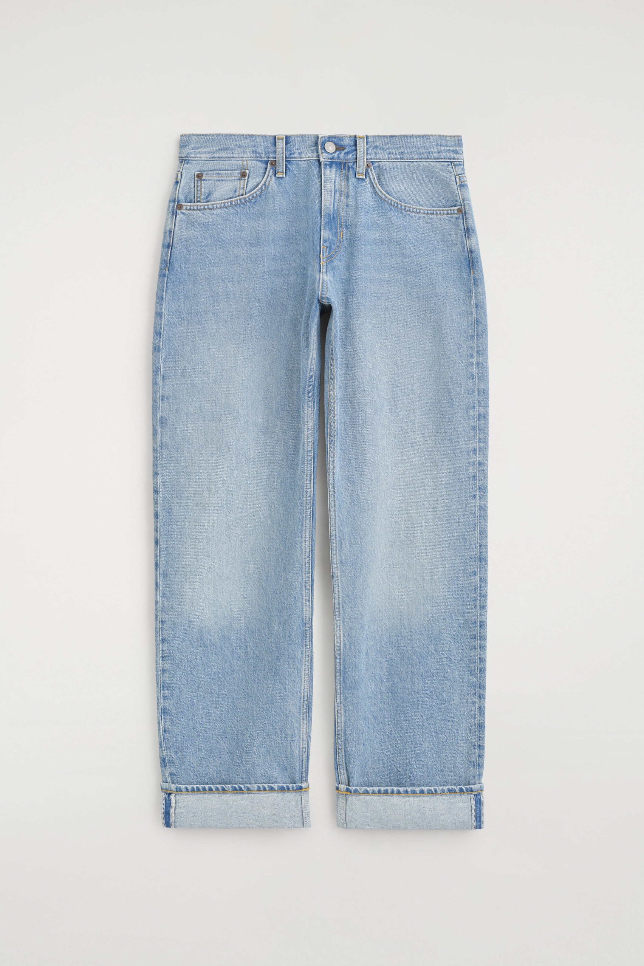 FOLDE JEANS MIT ABGERUNDETEM BEIN UND UMSCHLAG