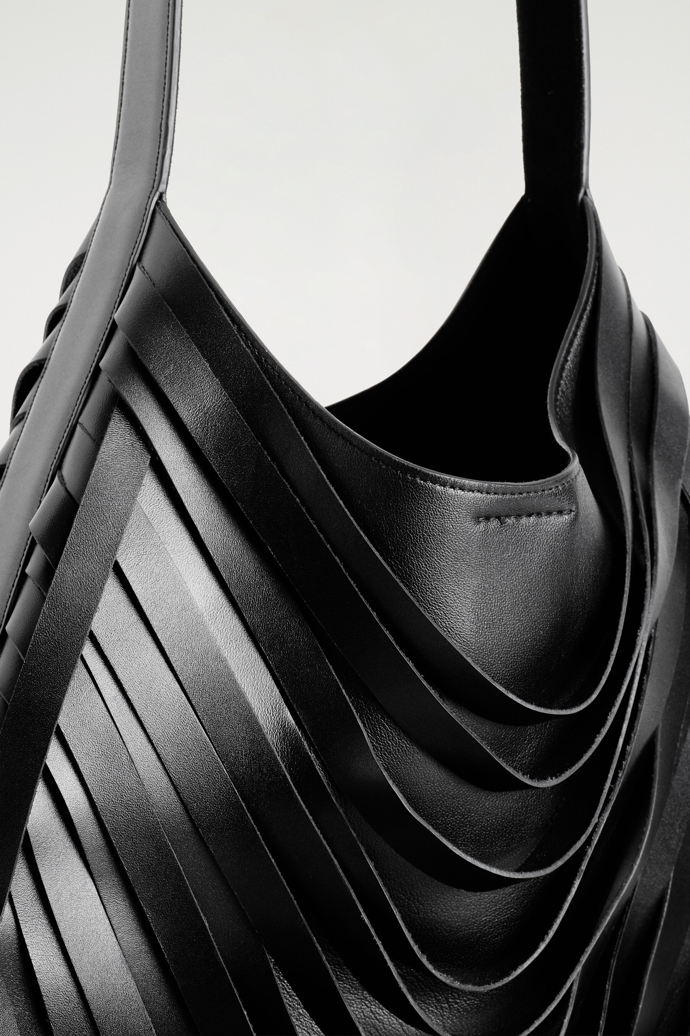 CURVED RAW-CUT SHOULDER BAG - LEATHER - thumbnail 5