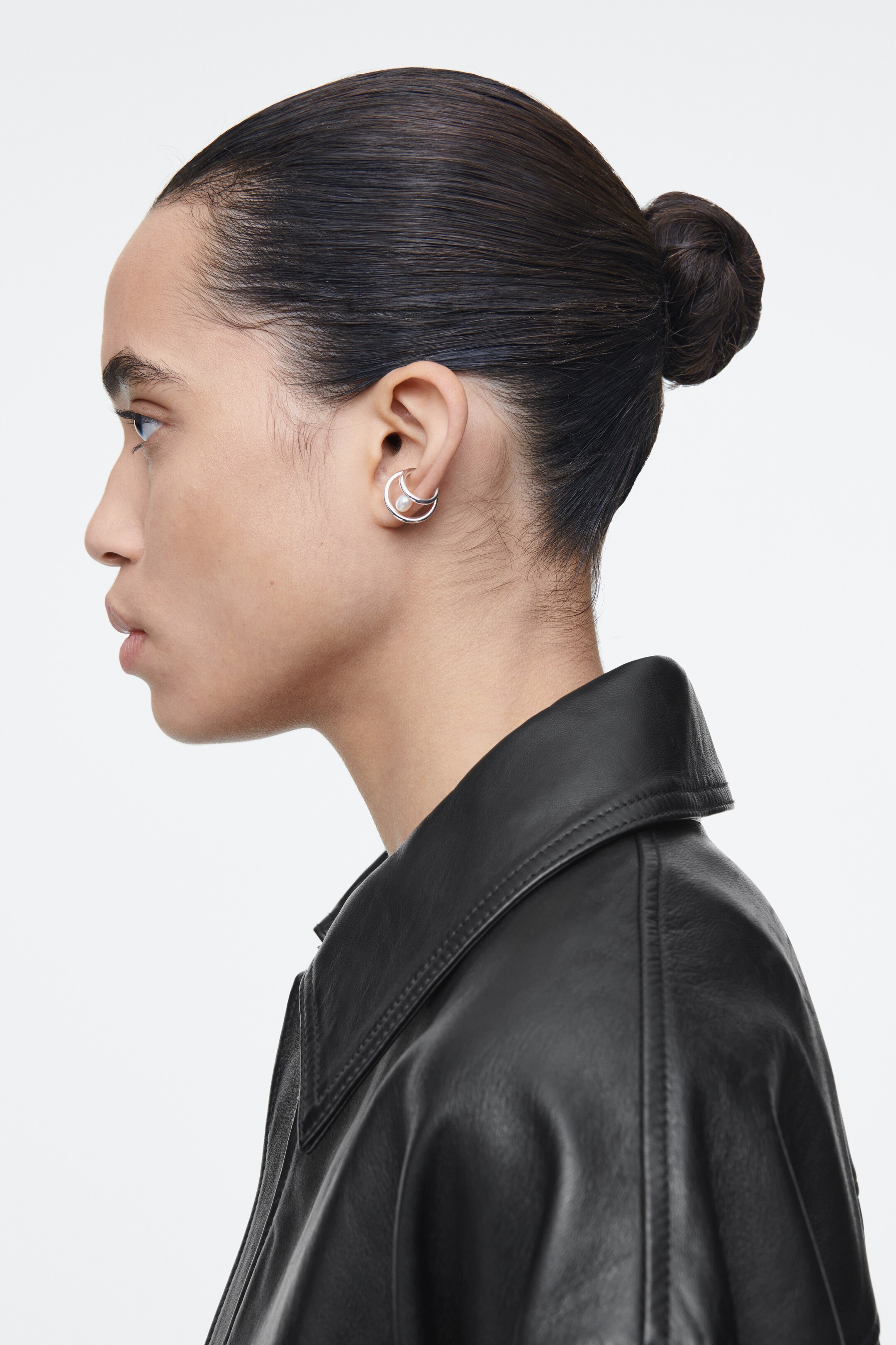 Zobrazit větší obrázek: NÁUŠNICE S ČERSTVOU PERLOU - STŘÍBRNÉ - ŽENY | H&M CZ 2