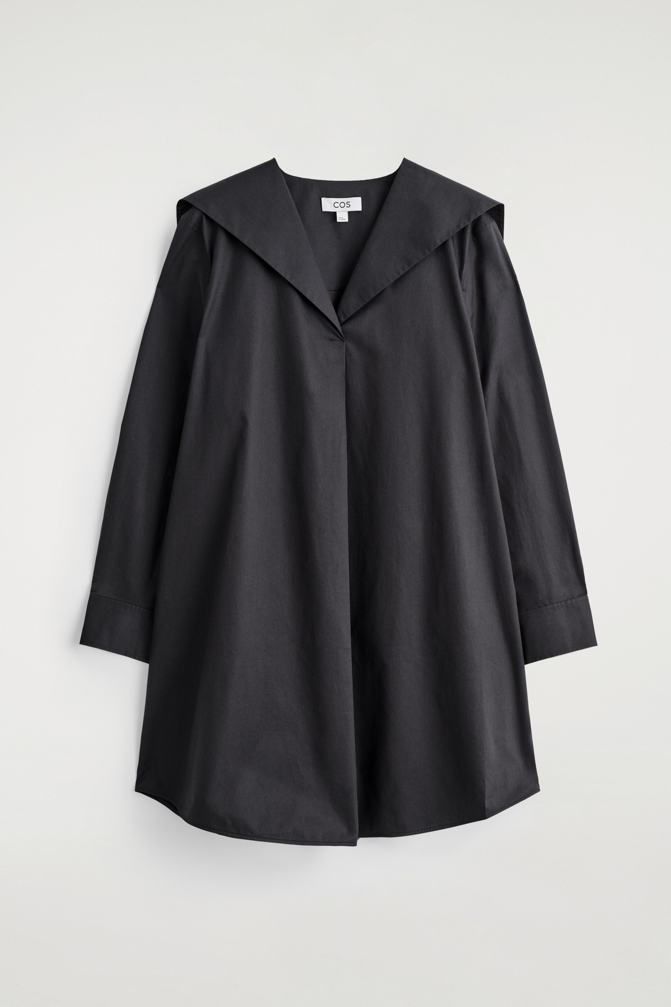 Grösseres Bild ansehen: Ein frisches, gewaschenes schwarzes Baumwoll-Popeline-Minikleid hängt von vorne, mit einem großen Matrosenkragen, der sich über die Schultern erstreckt, langen Ärmeln und einem geschwungenen Saum.