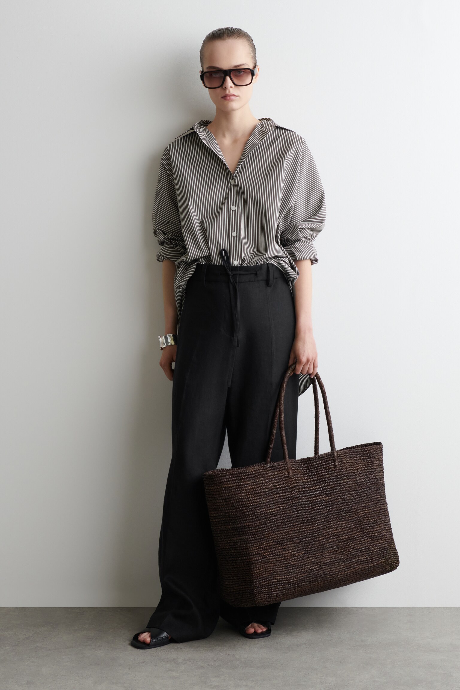 OVERSIZED HAND-WOVEN TOTE BAG - RAFFIA - DARK BROWN/BEIGE - 4