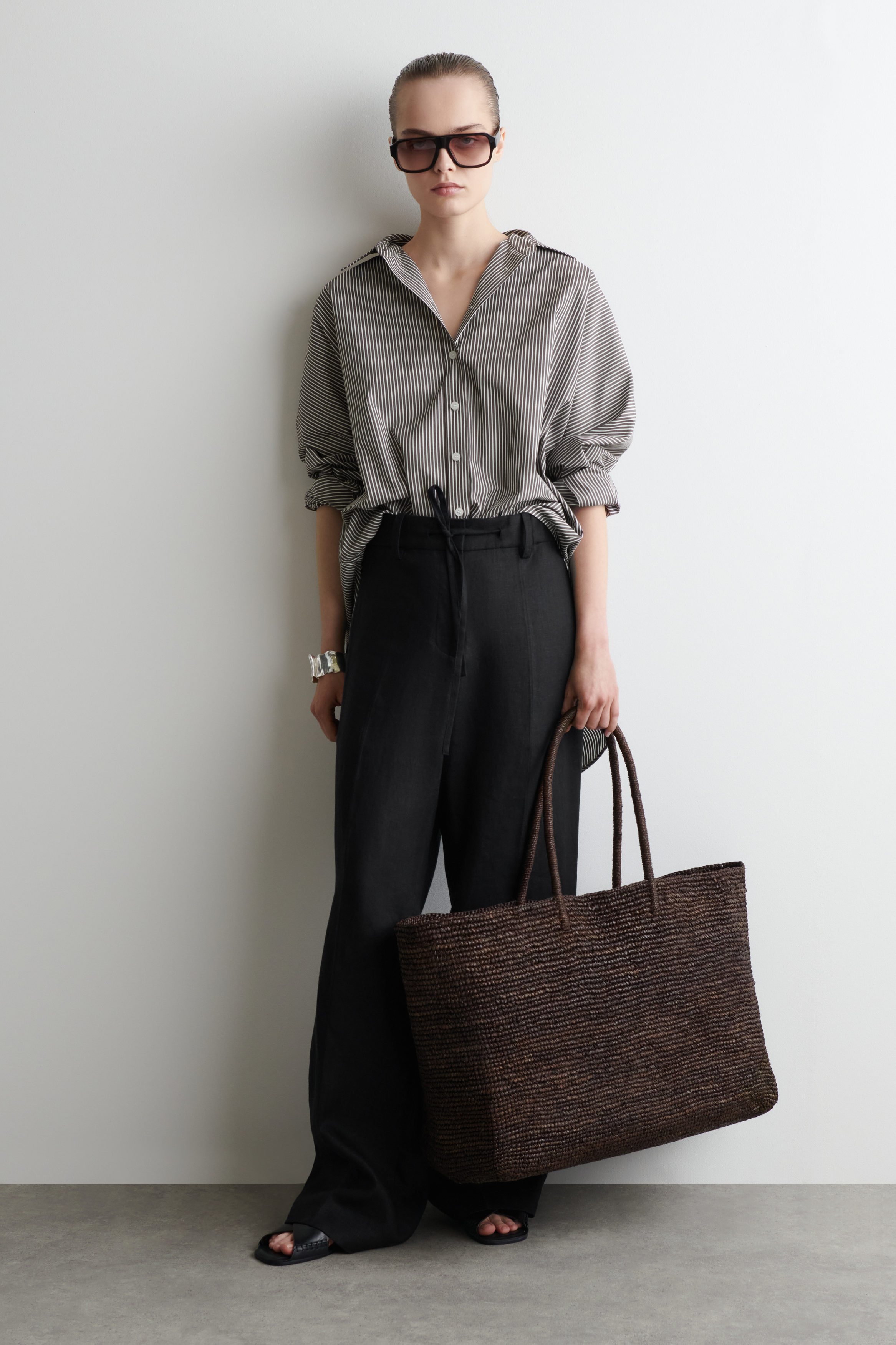 【COS】Oversized Hand Woven Tote Bag OVERSIZED HAND-WOVEN TOTE BAG - RAFFIA - DARK BROWN | COS