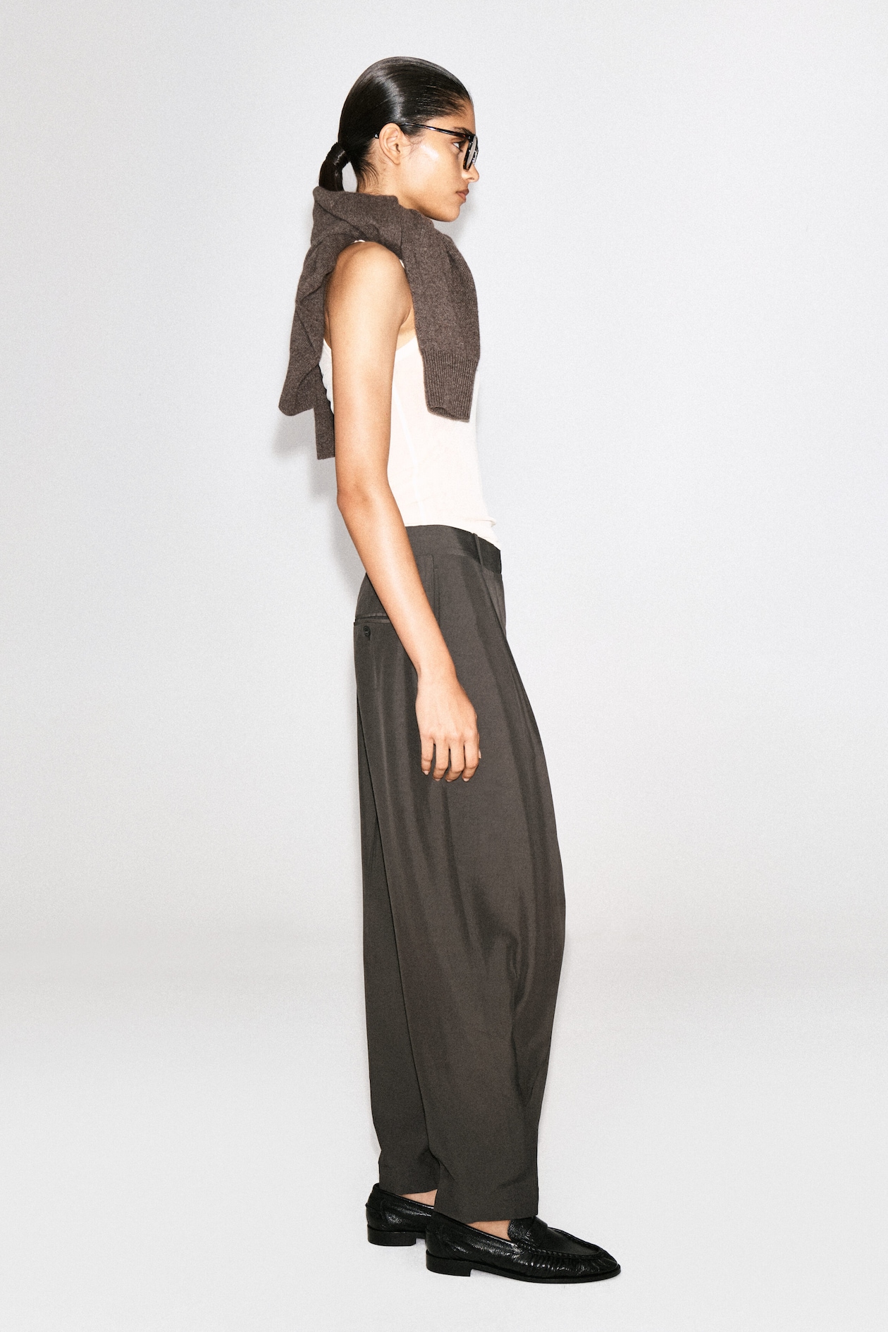 PLEATED BALLOON-LEG PANTS — BROWN