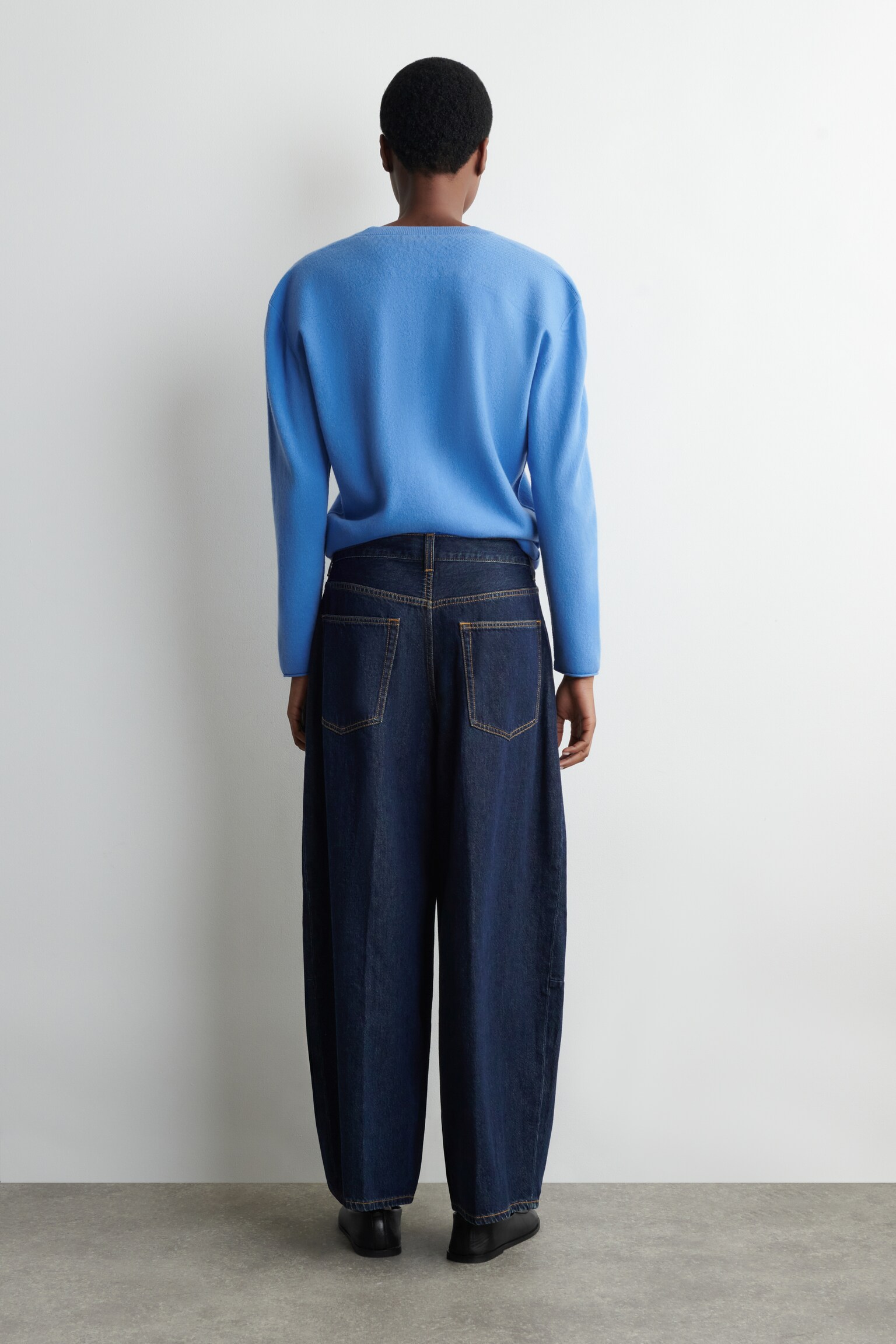 ג'ינס טווין עם רגל רחבה - כחול כהה/בז' בהיר - 8