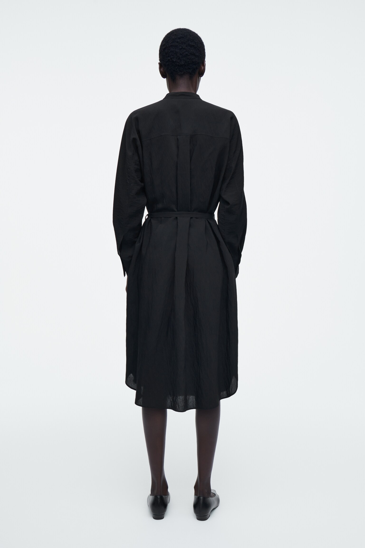 VESTIDO MIDI DRAPEADO CON CINTURÓN - NEGRO - 6
