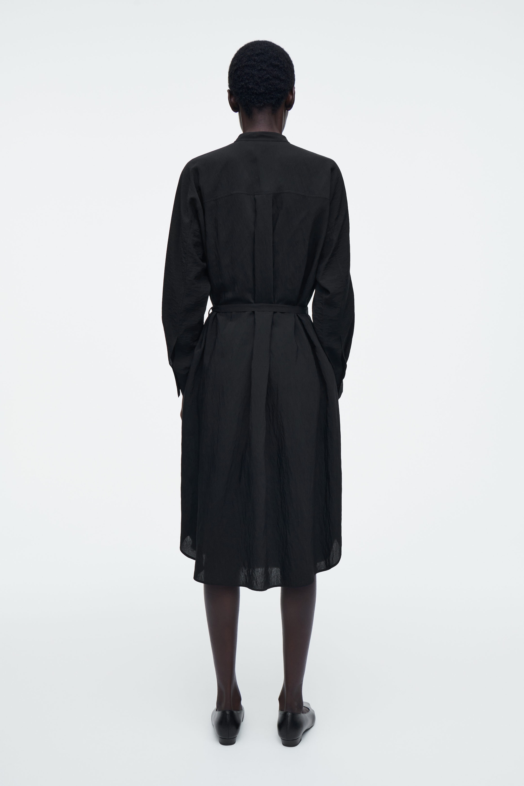 VESTIDO MIDI DRAPEADO CON CINTURÓN