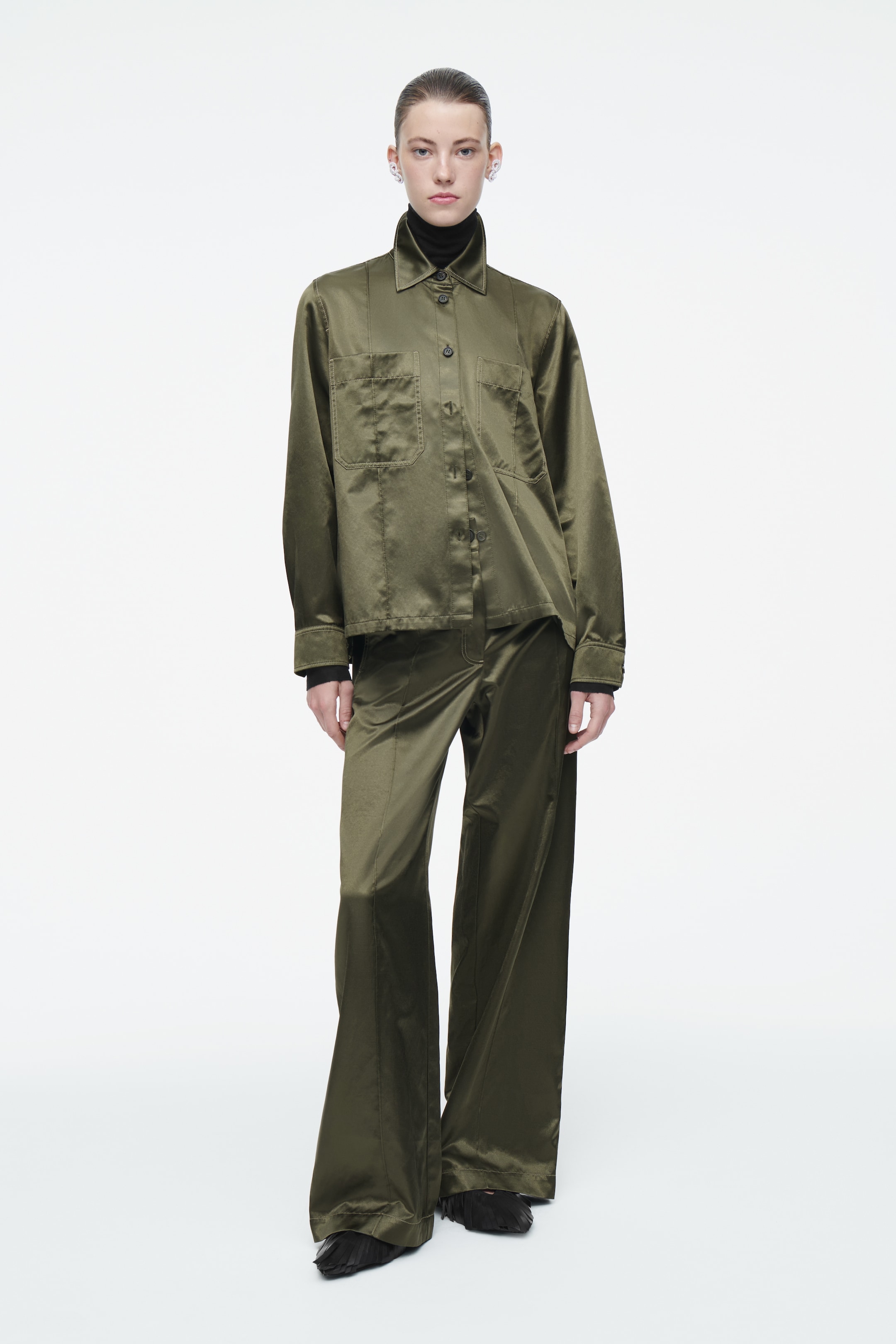 Agrandir l'image: CHEMISE WORKWEAR REGULAR SATINÉE À PLIS PIQUÉS - KAKI - FEMME | H&M CH 2