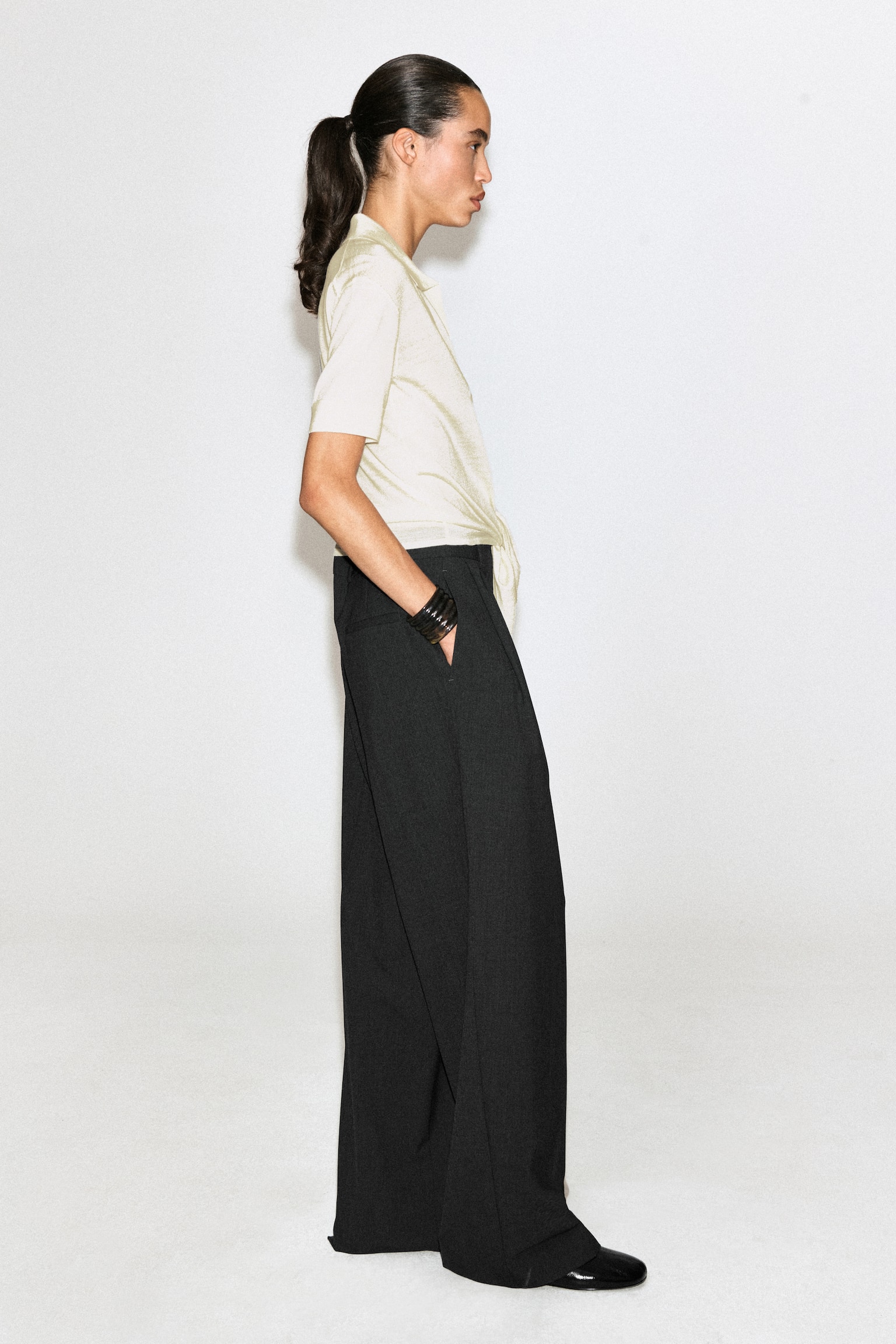 TIE-FRONT KNITTED WOOL SHIRT - לבן/שחור - 1