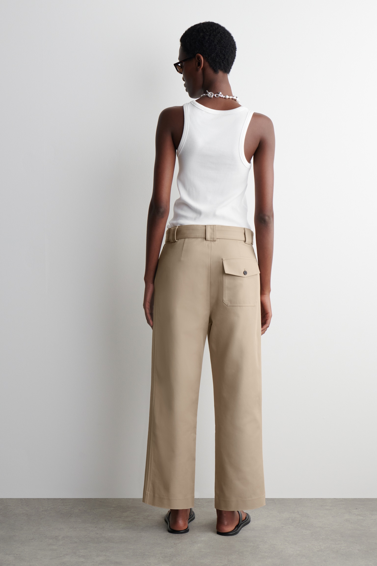PANTALONES SLIM FIT CON CINTURÓN - BEIGE CLARO - 4