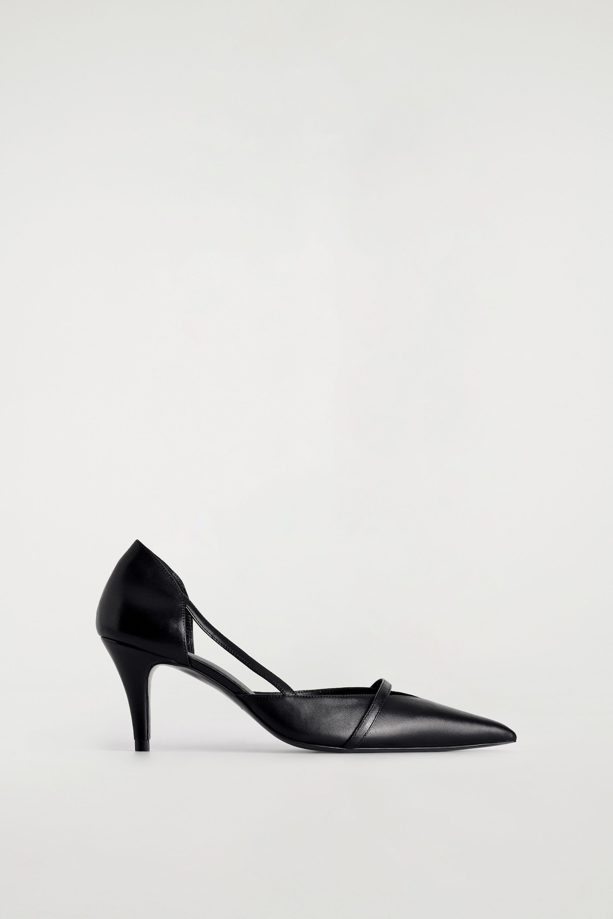 STRAP-DETAIL LEATHER PUMPS — BLACK