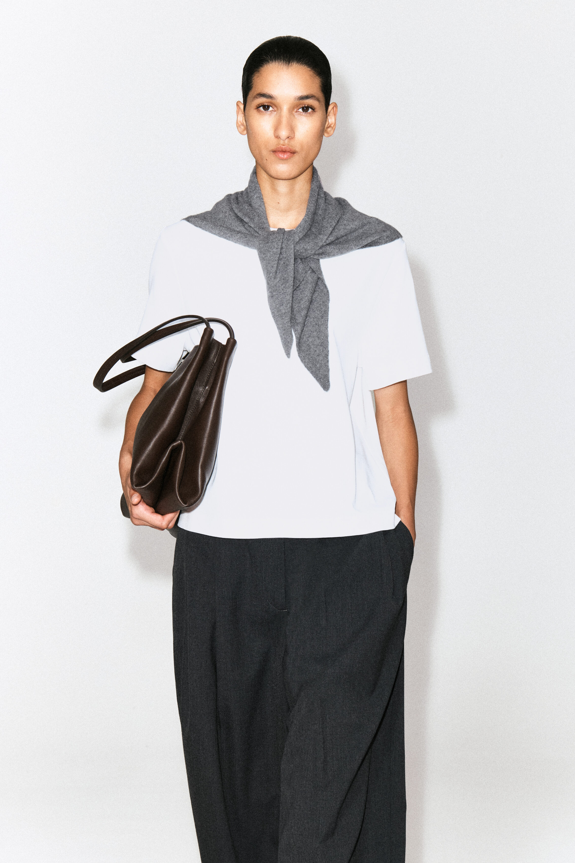CASHMERE TRIANGLE SCARF - thumbnail 2