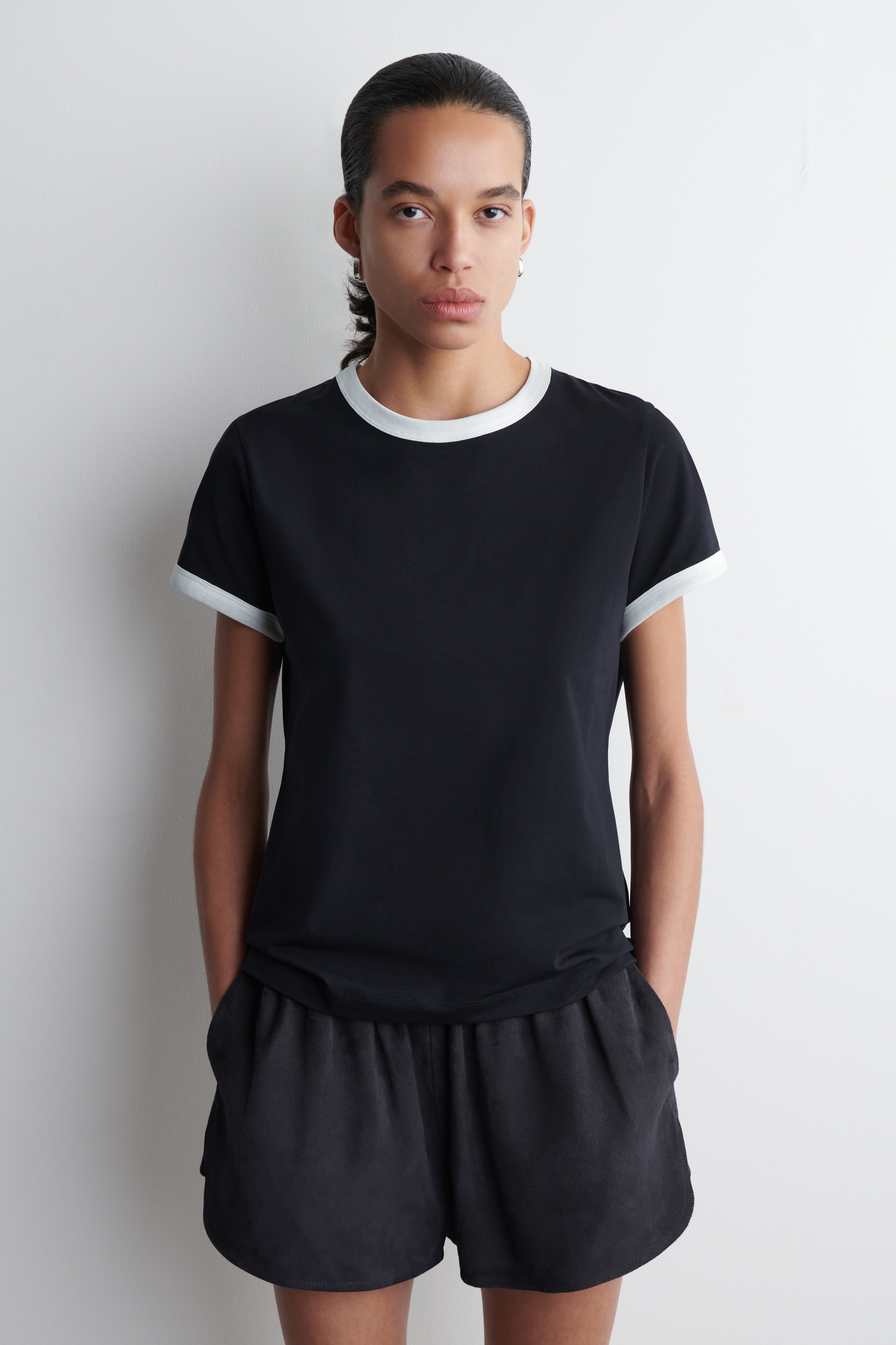 BAWEŁNIANY T-SHIRT Z LAMÓWKAMI - GRANATOWY/BIAŁY