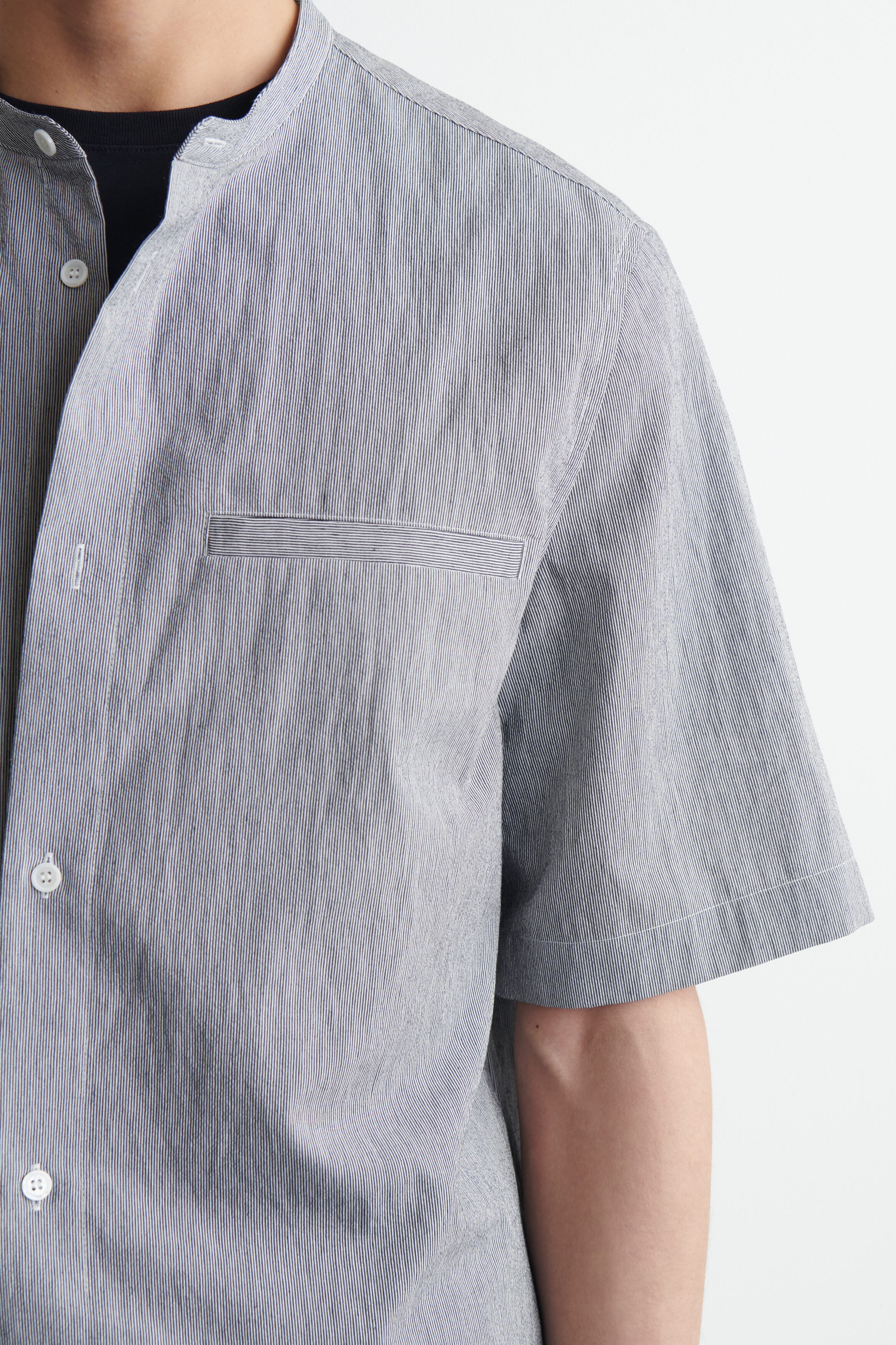 RELAXED-FIT SEERSUCKER GRANDAD-COLLAR SHIRT - BLUE / WHITE