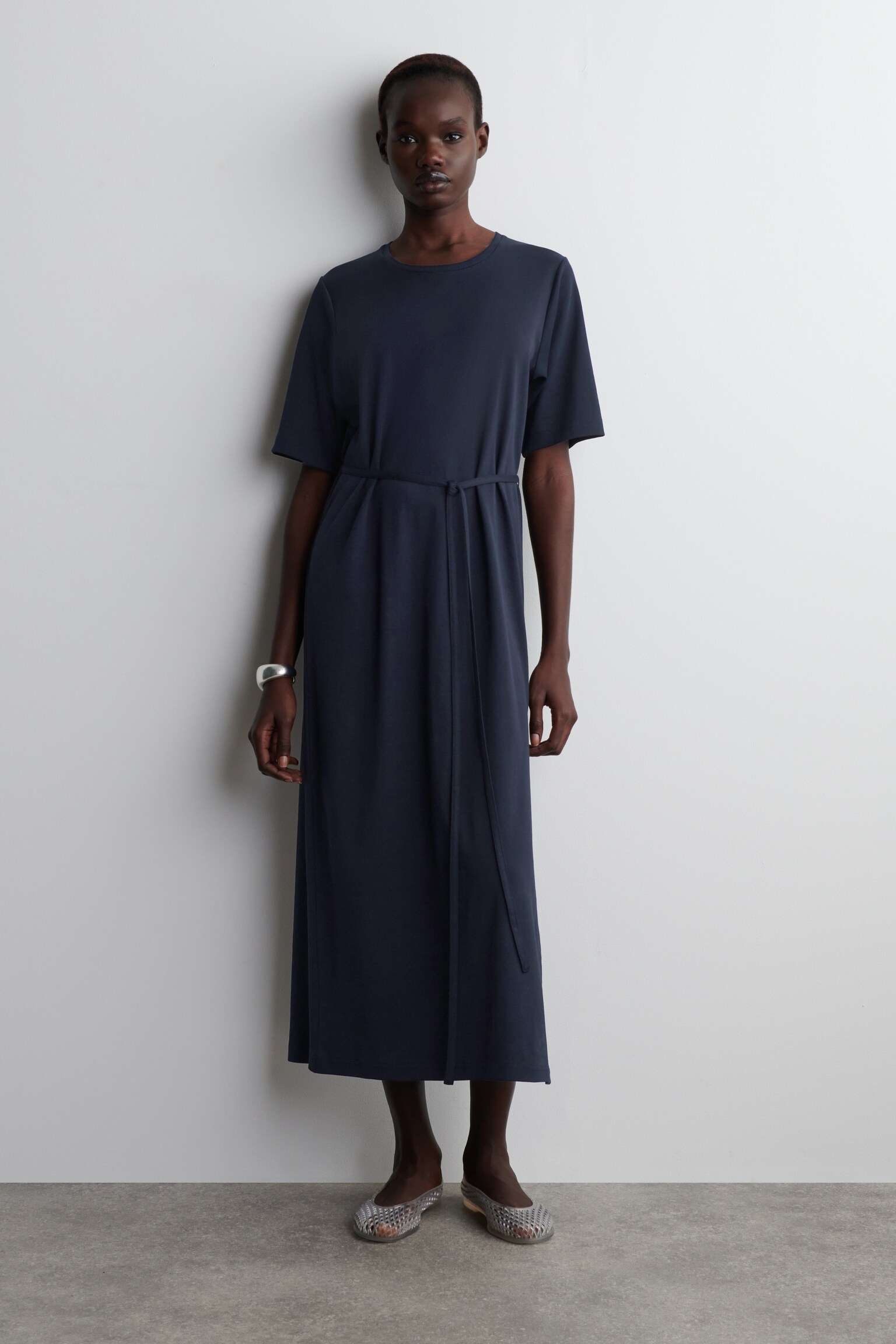 VESTIDO MIDI DE ALGODÓN CON CINTURÓN - AZUL MARINO/MARRÓN OSCURO