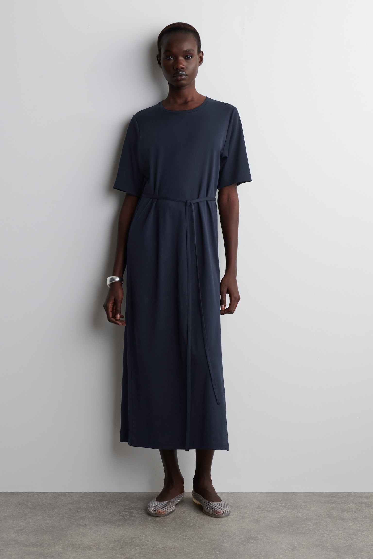 BELTED MIDI T-SHIRT DRESS - NAVY/DARK BROWN