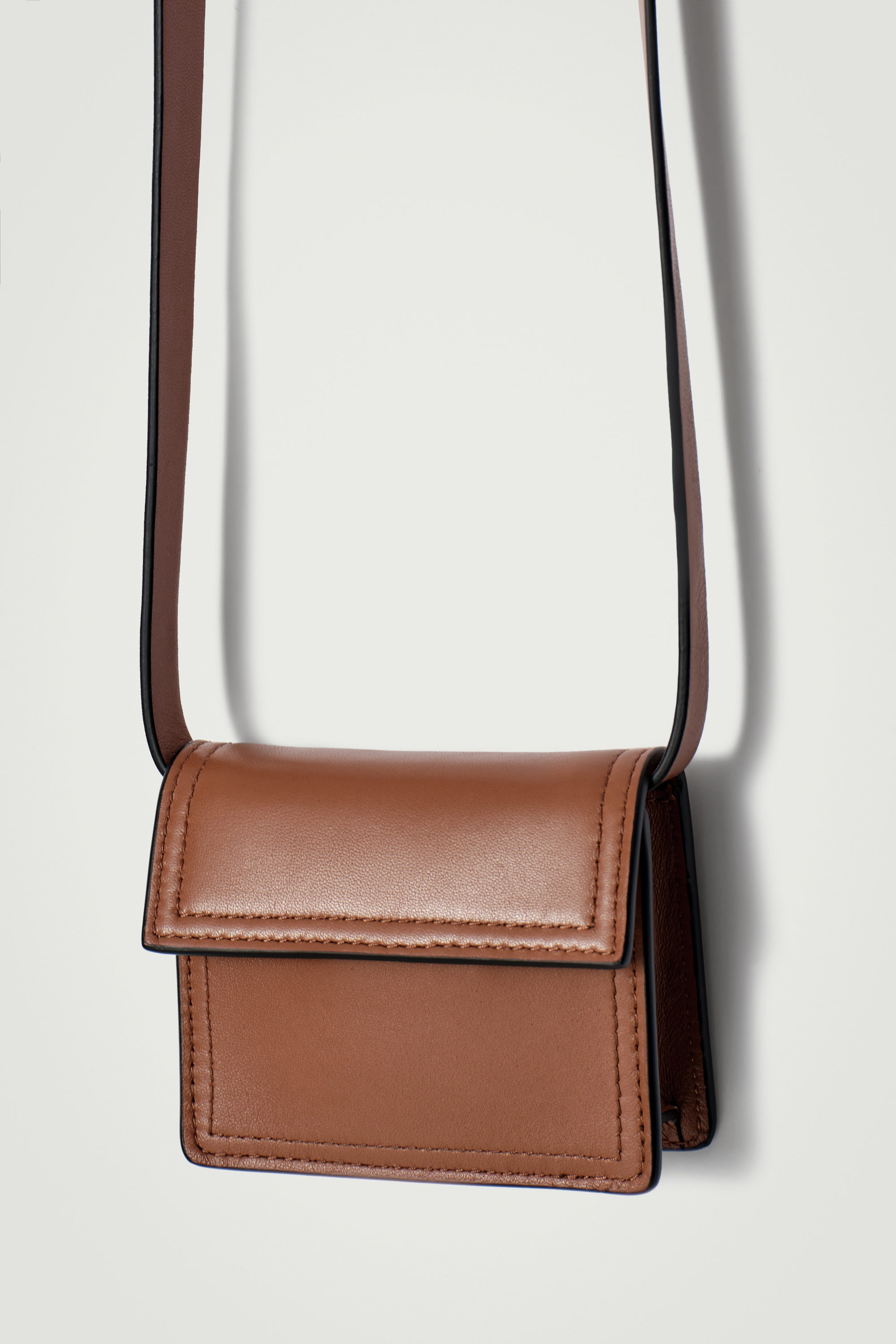 【送料&関税込】ChloAC Biscuit Leather Small Mate Crossbody Leather Handbag - Chic & Versatile Crossbody Bag