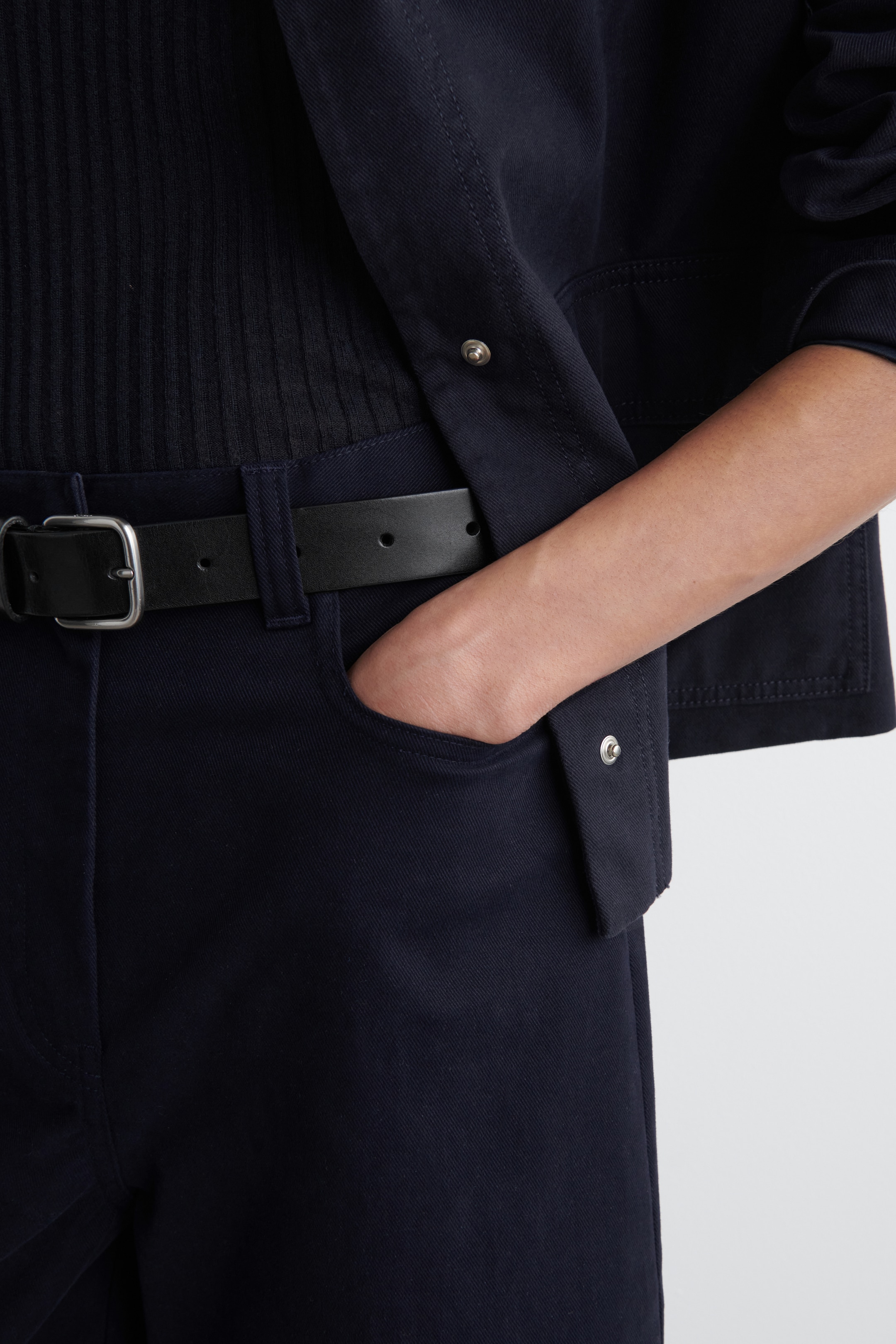 Größeres Bild anzeigen: VERKÜRZTE HOSE AUS BAUMWOLLE MIT WEITEM BEIN - NAVYBLAU - Ladies | H&M AT 2