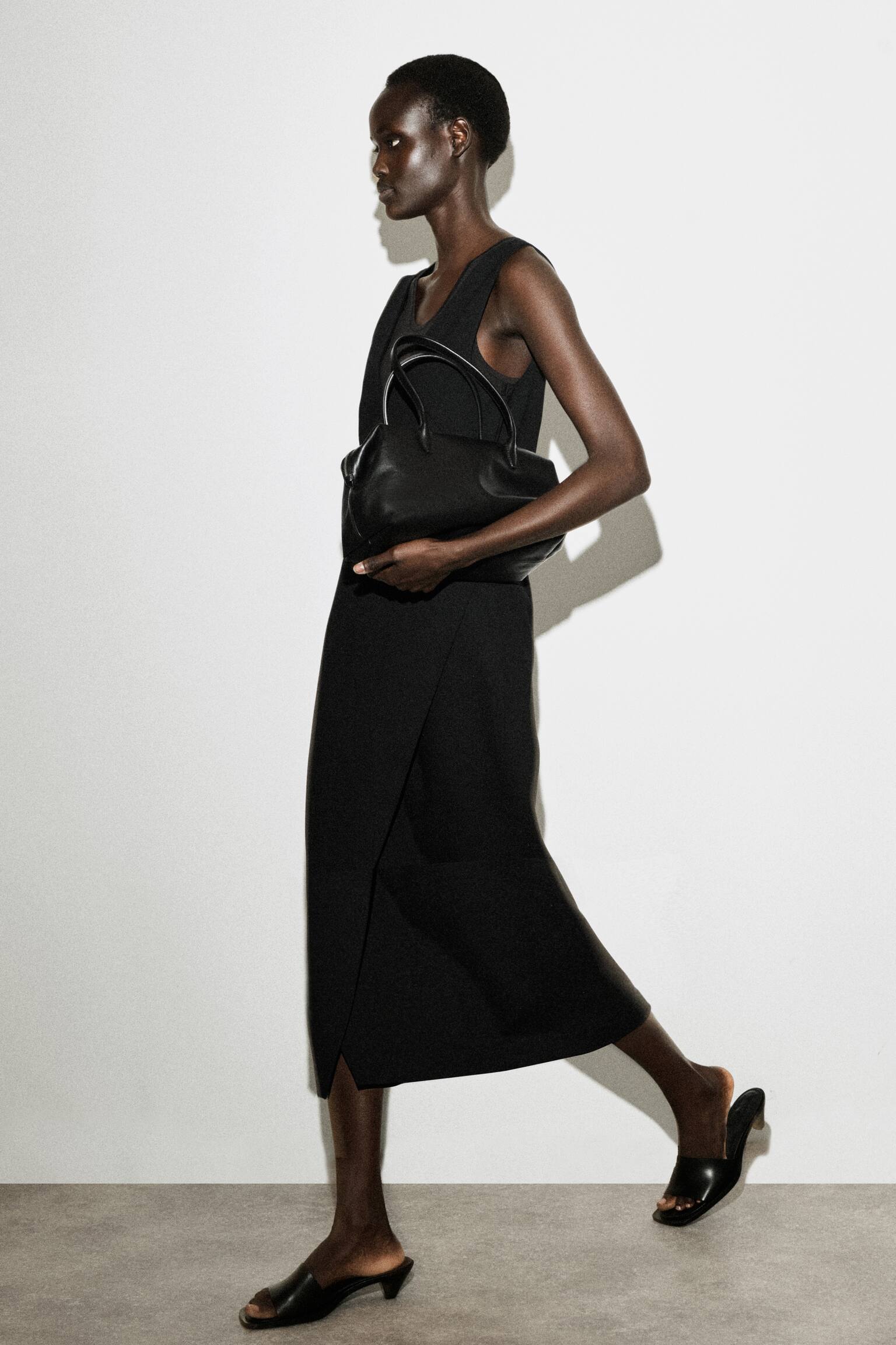 V-NECK WRAPPED MIDI DRESS - שחור - 6