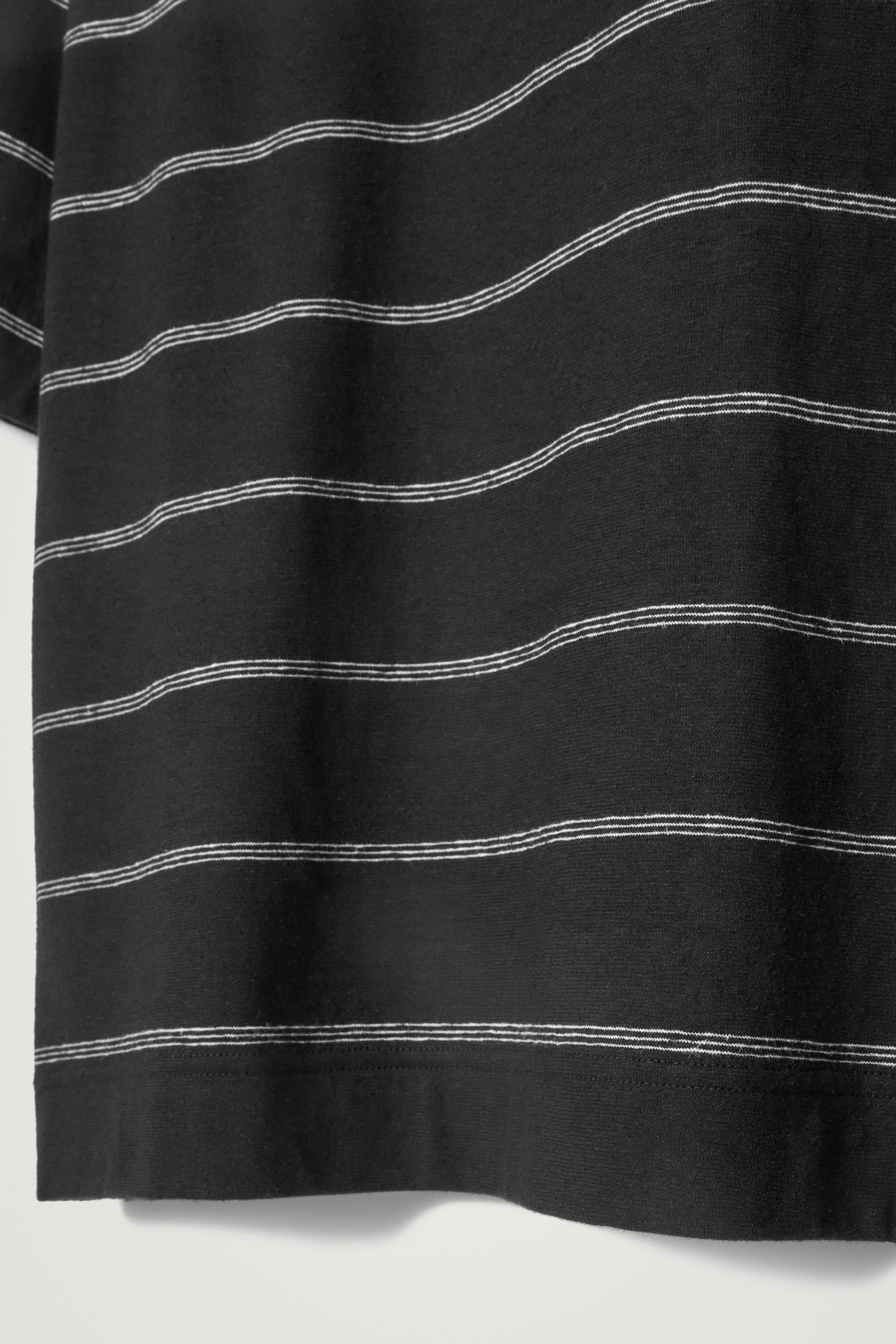 Grösseres Bild ansehen: LOCKERES GESTREIFTES T-SHIRT AUS JERSEY - SCHWARZ/GESTREIFT - HERREN | H&M CH 3