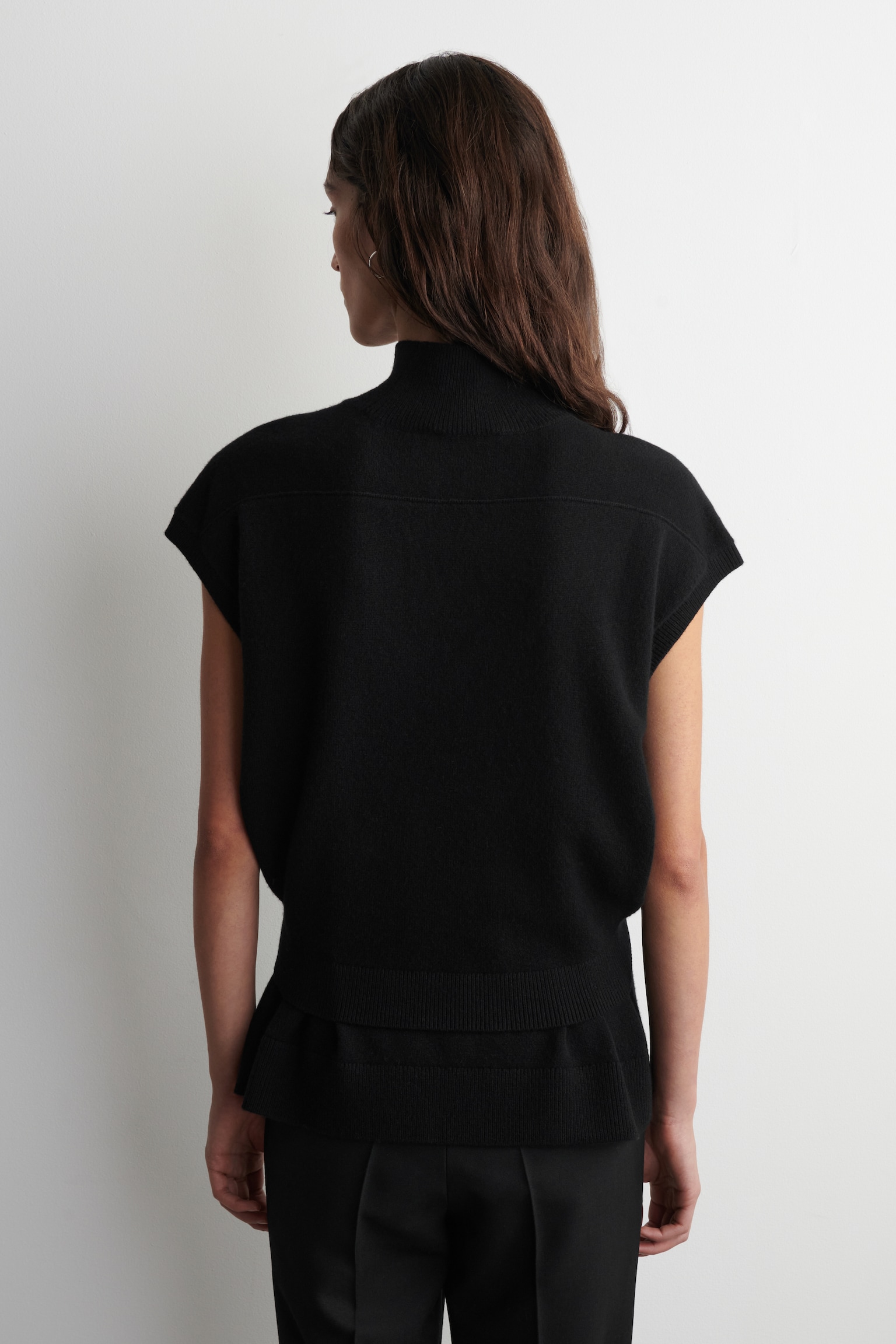 אפודת צמר צווארון משפך עם פרטי חגורה - שחור - 7