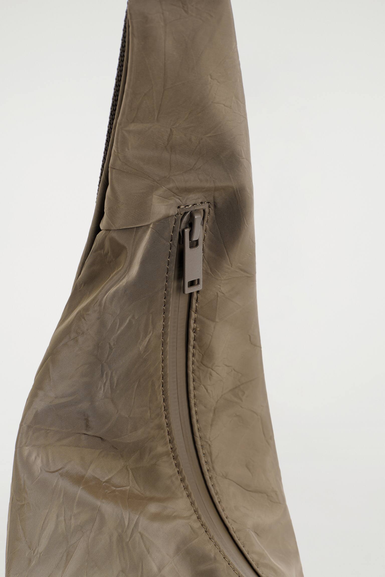 ZAOBLENÁ CROSSBODY TAŠKA - Z VRÁSKAVEJ ŠKRUPINY - TMAVÁ BÉŽOVÁ - 3