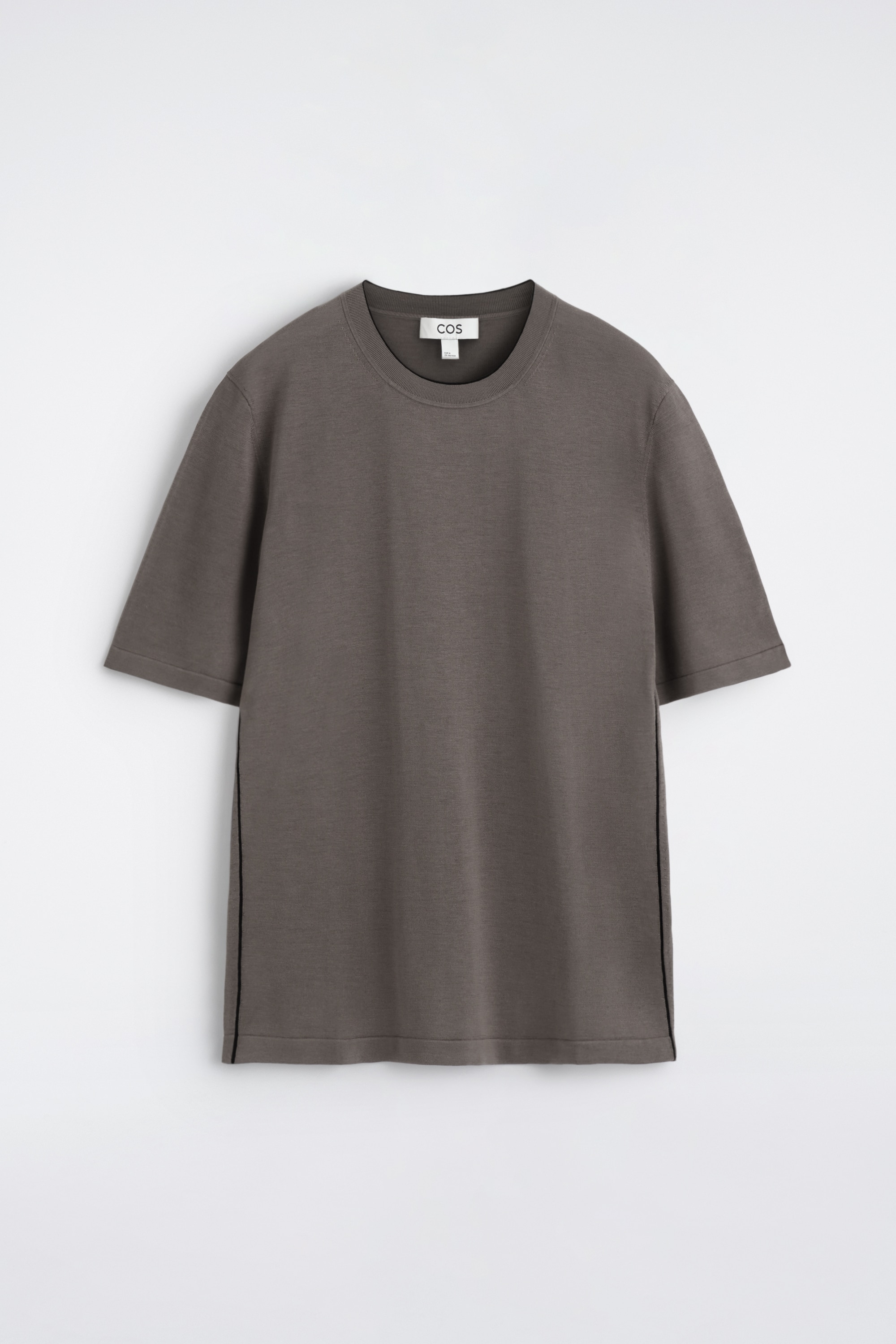 T-SHIRT MED KONTRASTKANT I SILKE OCH BOMULL - BRUN / SVART/MARINBLÅ / VIT