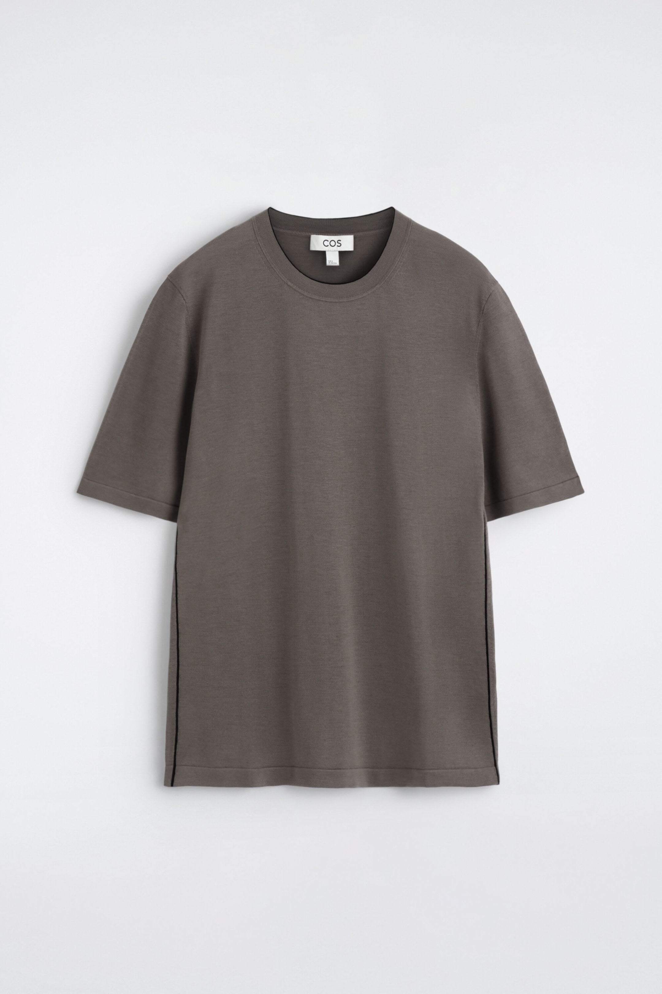 T-SHIRT MED KONTRASTKANT I SILKE OCH BOMULL