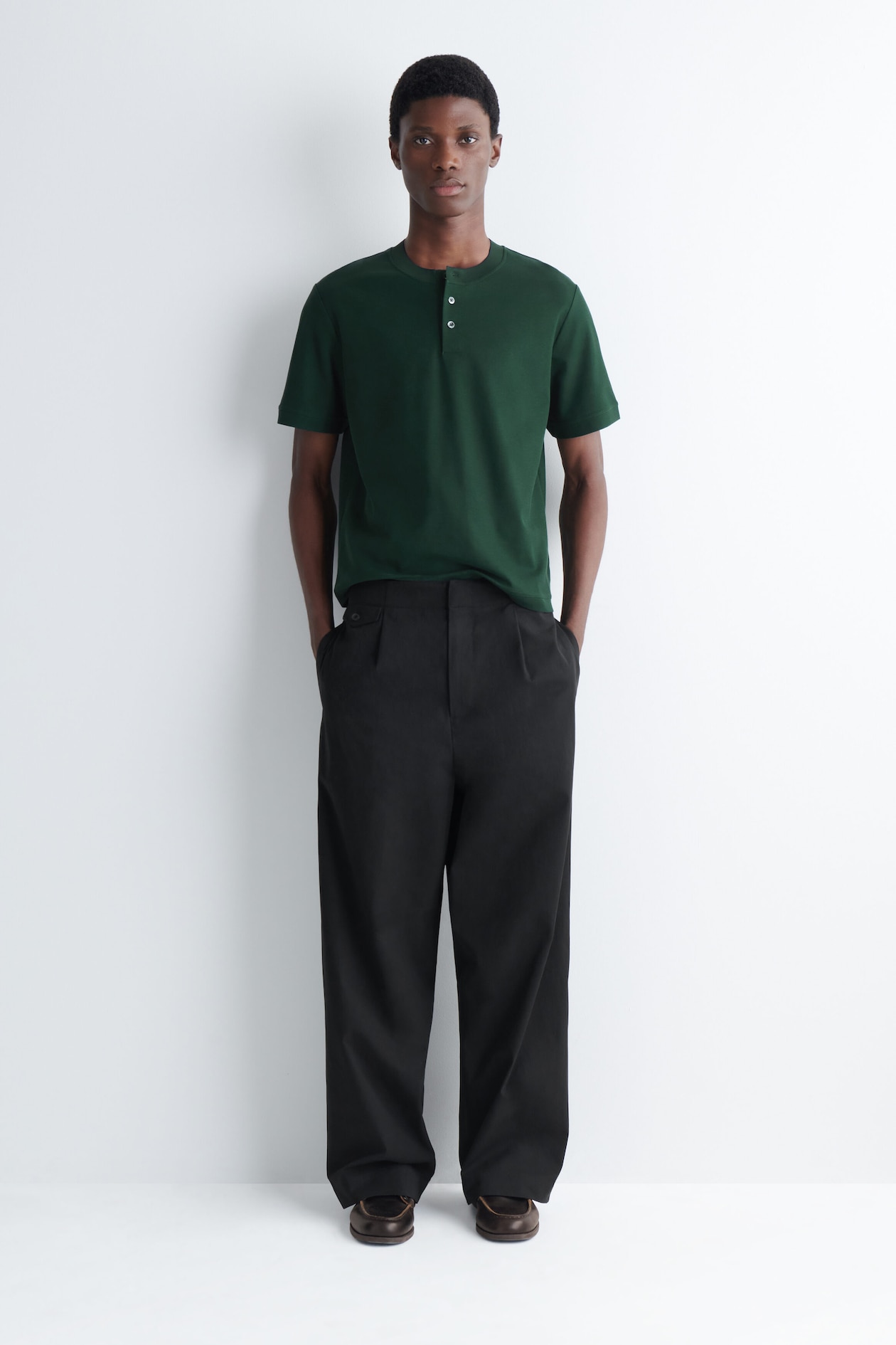 CONTRAST-TIPPED COTTON-PIQUÉ HENLEY TOP — FOREST GREEN