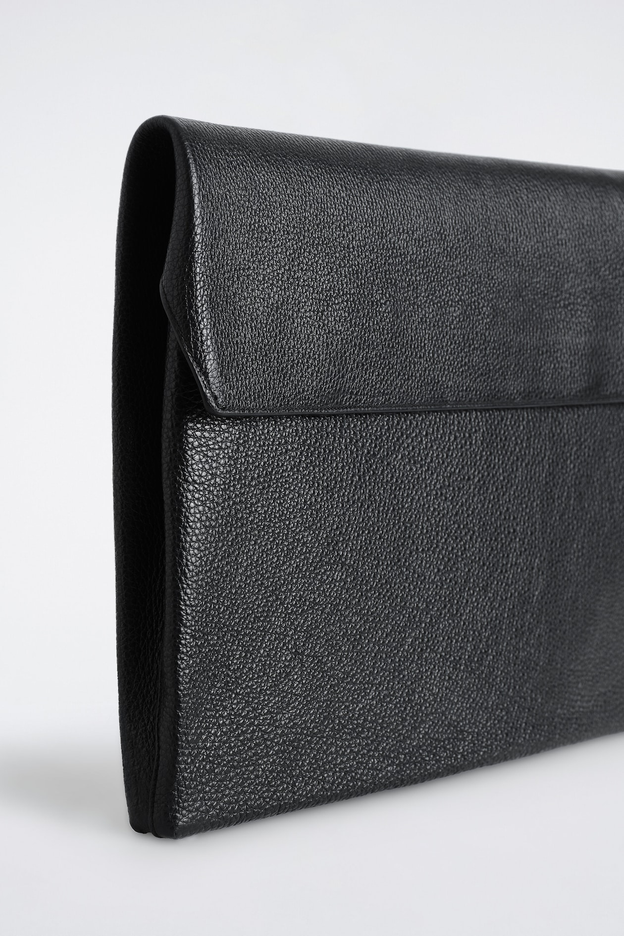 ENVELOPE LAPTOP SLEEVE - GRAINED LEATHER — BLACK