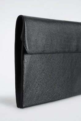 ENVELOPE LAPTOP SLEEVE - GRAINED LEATHER — BLACK 4