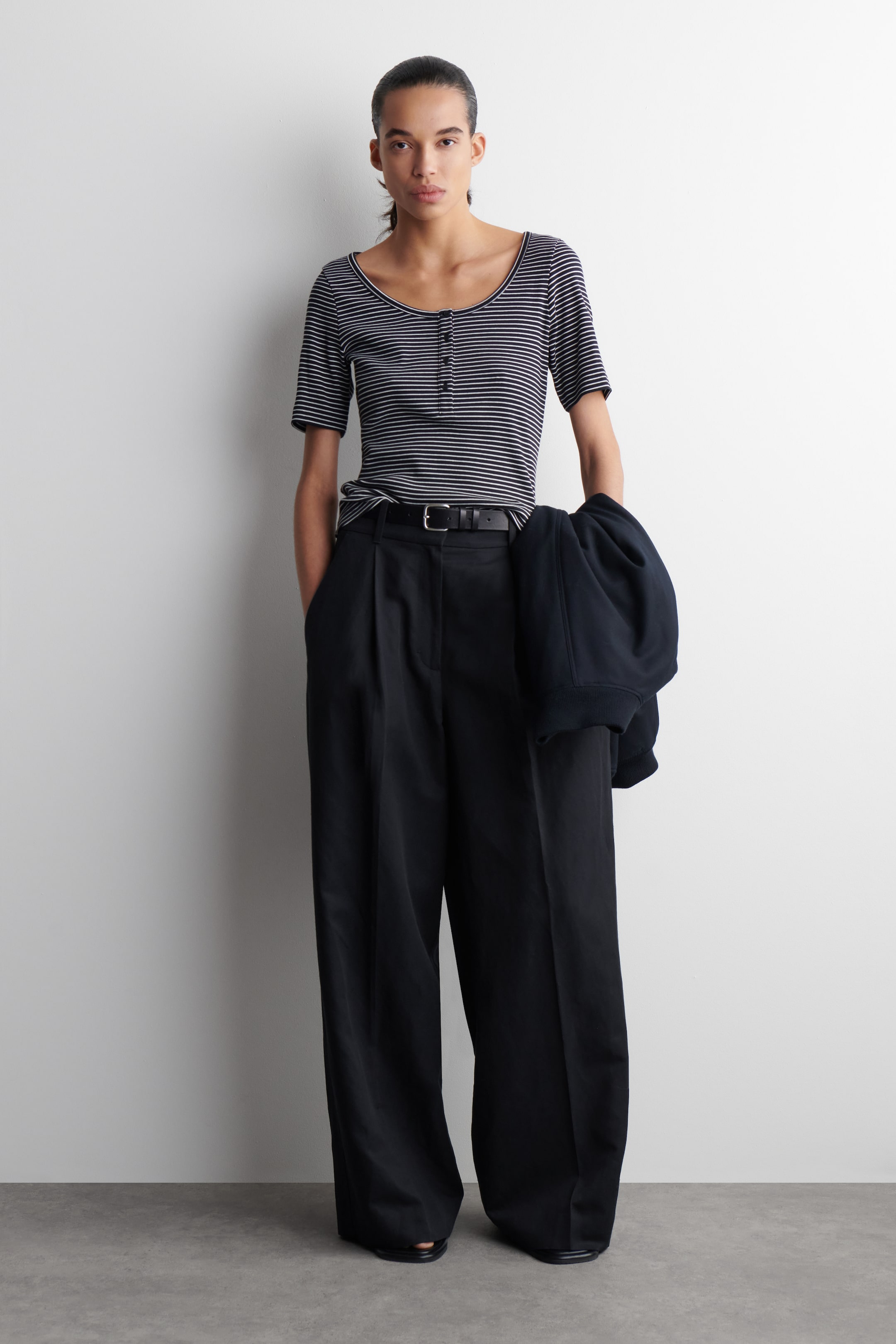 Visa större bild: RIBBAD HENLEY T-SHIRT - MARINBLÅ / RANDIG - DAM | H&M SE 2