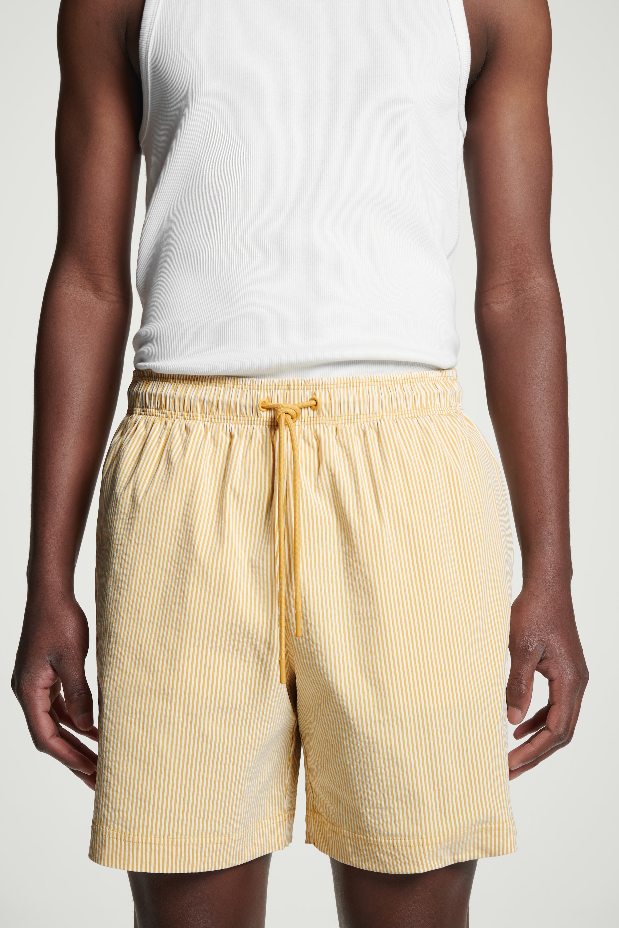 Agrandir l'image: SHORT DE BAIN EN CRÊPE RAYÉ - JAUNE / RAYÉ - HOMME | H&M CH 3