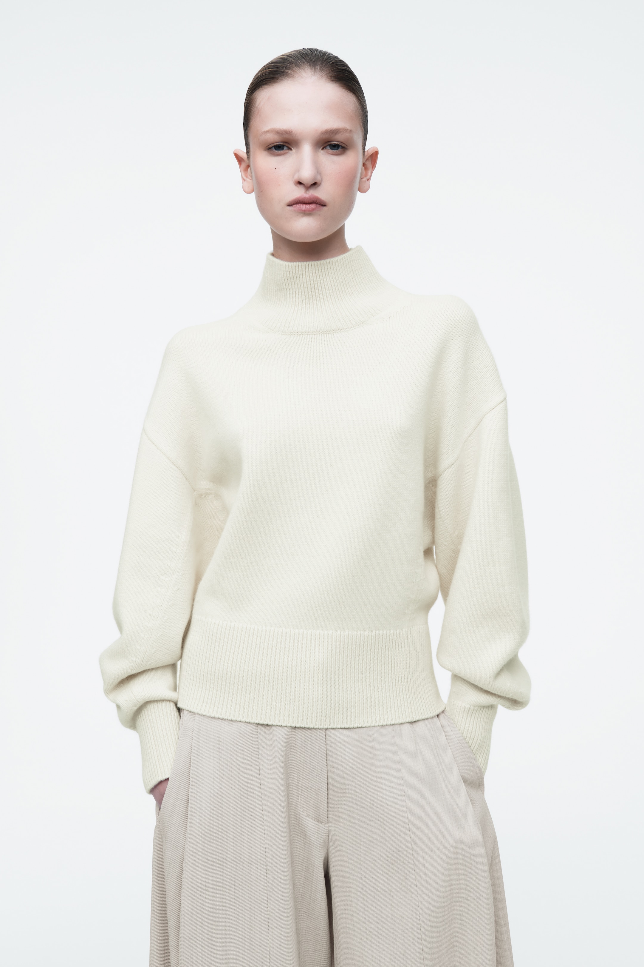 Visa större bild: TRÖJA I ULL MED HÖG KRAGE OCH MARKERAD MIDJA - GRÄDDVIT - DAM | H&M SE 1