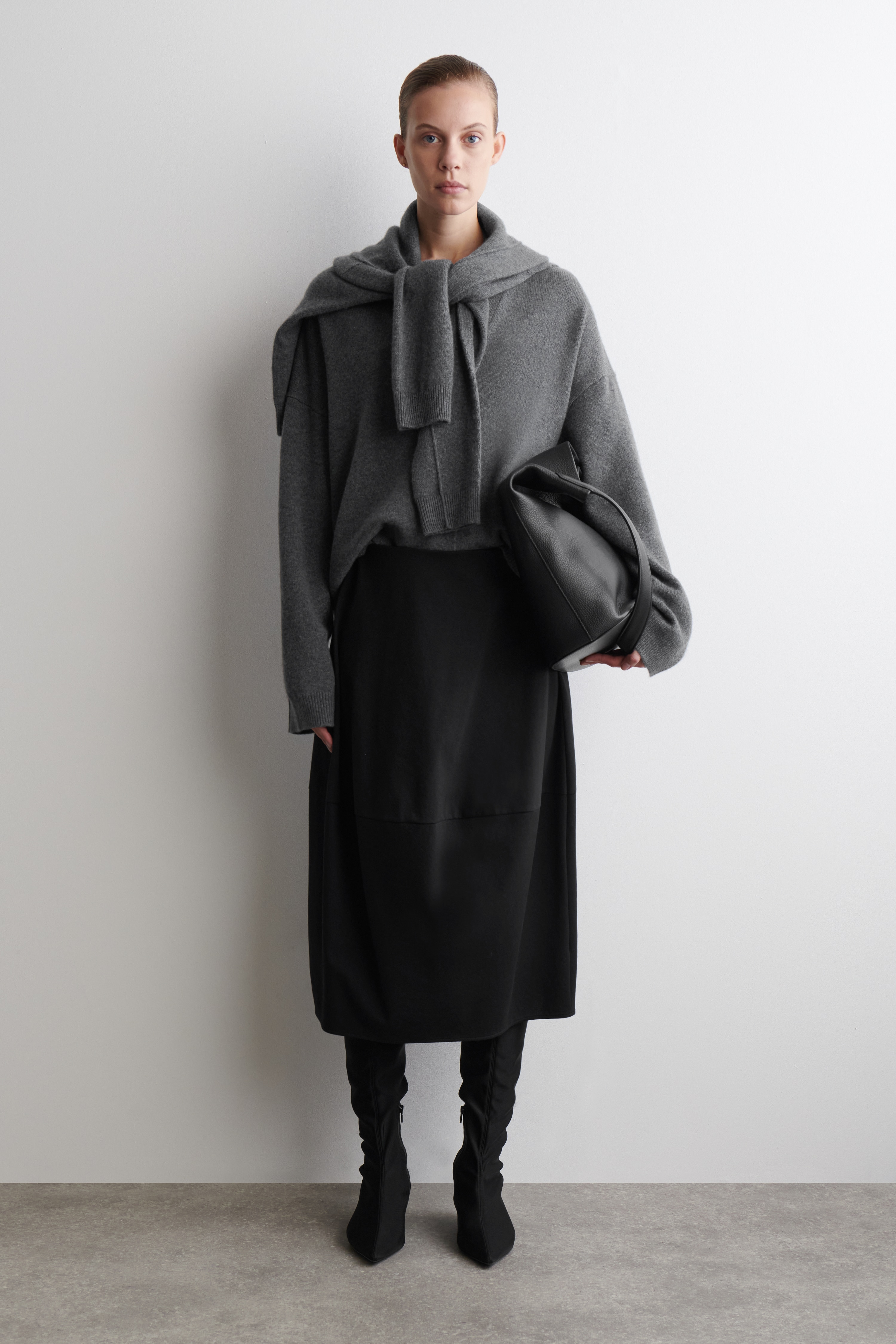 BAVLNĚNÁ MIDI SUKNĚ S OBLÝM STŘIHEM - ČERNÁ