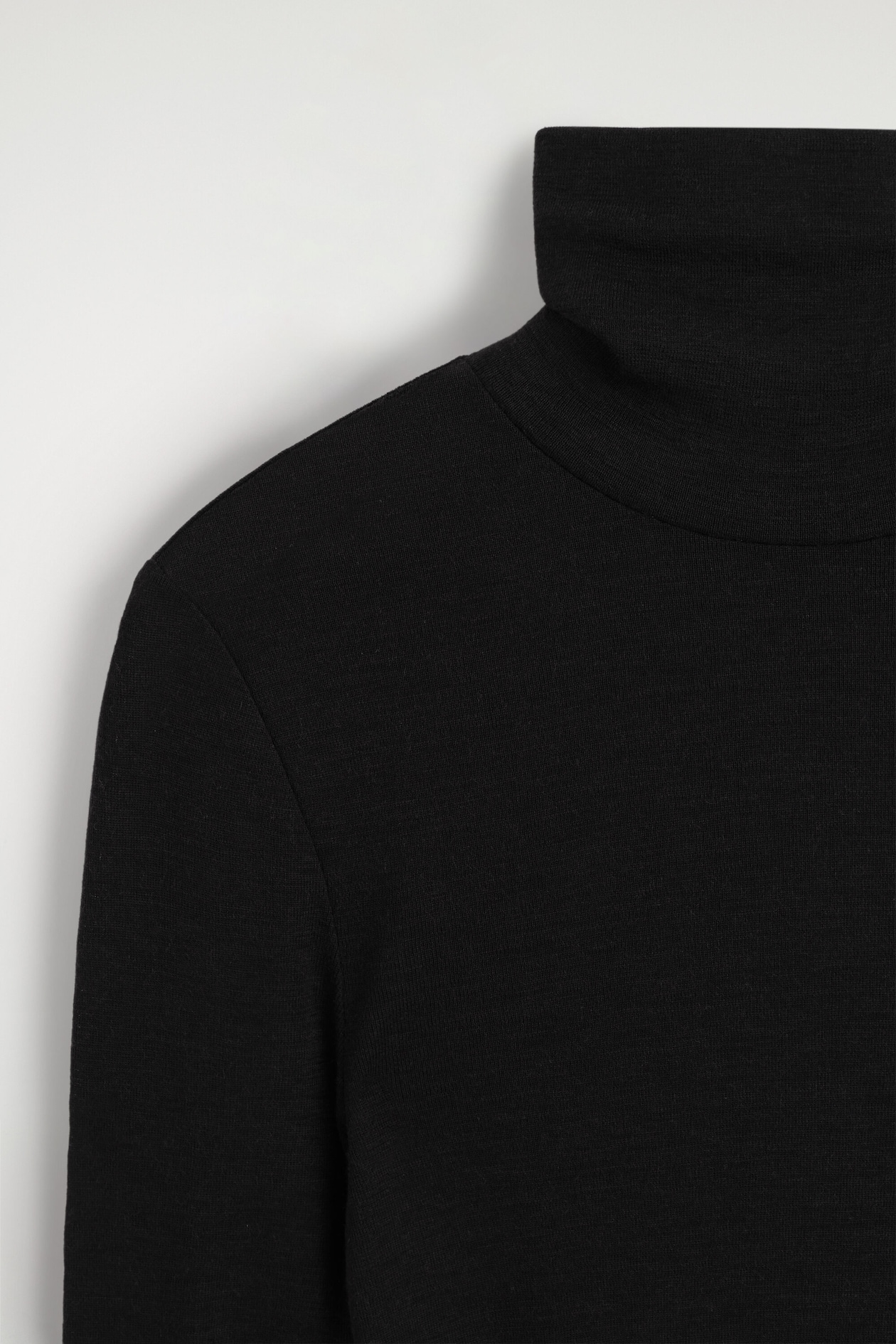 MERINO WOOL TURTLENECK TOP — BLACK