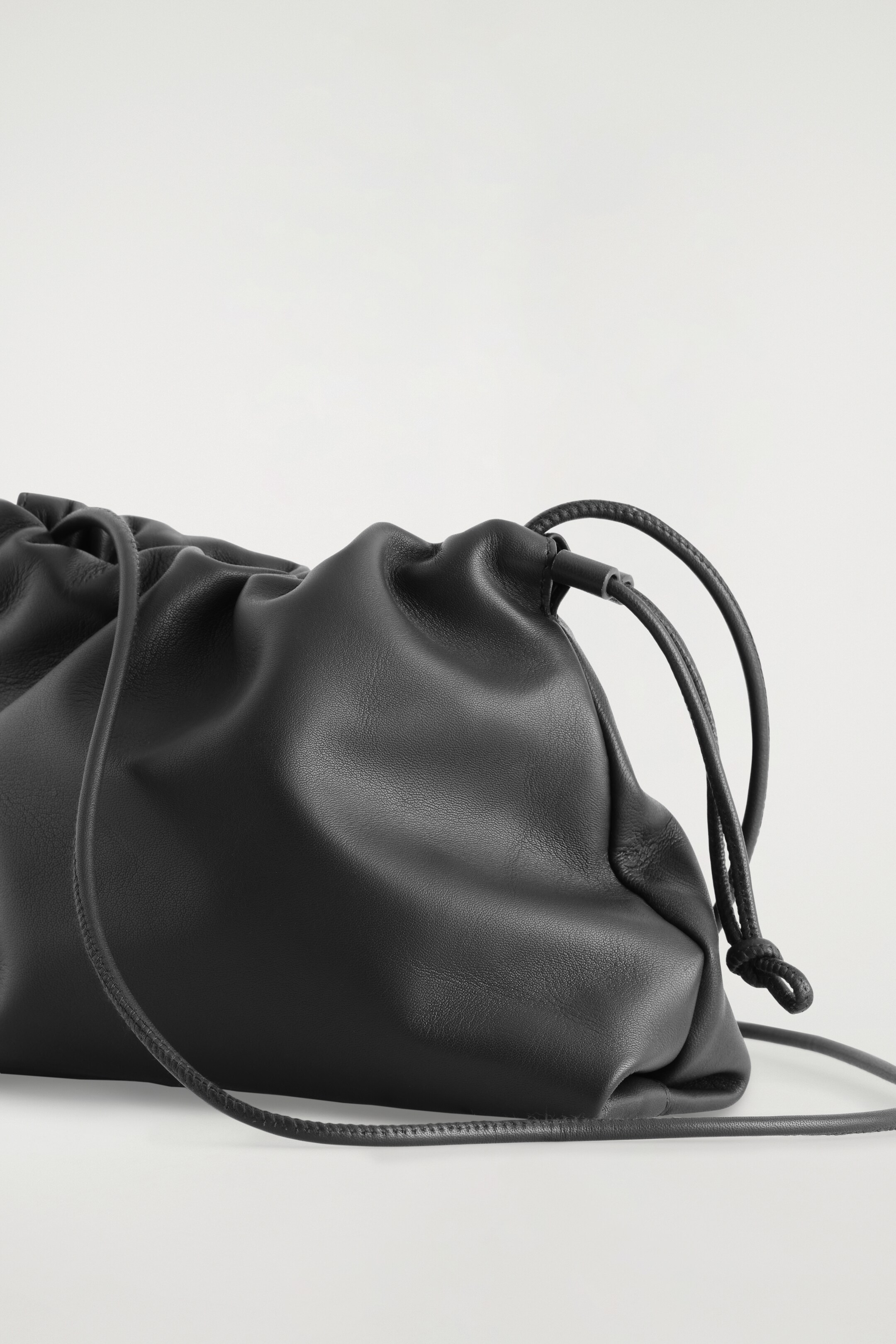 Agrandir l'image: MINI POCHETTE CAVATELLI – CUIR - NOIR - FEMME | H&M FR 6