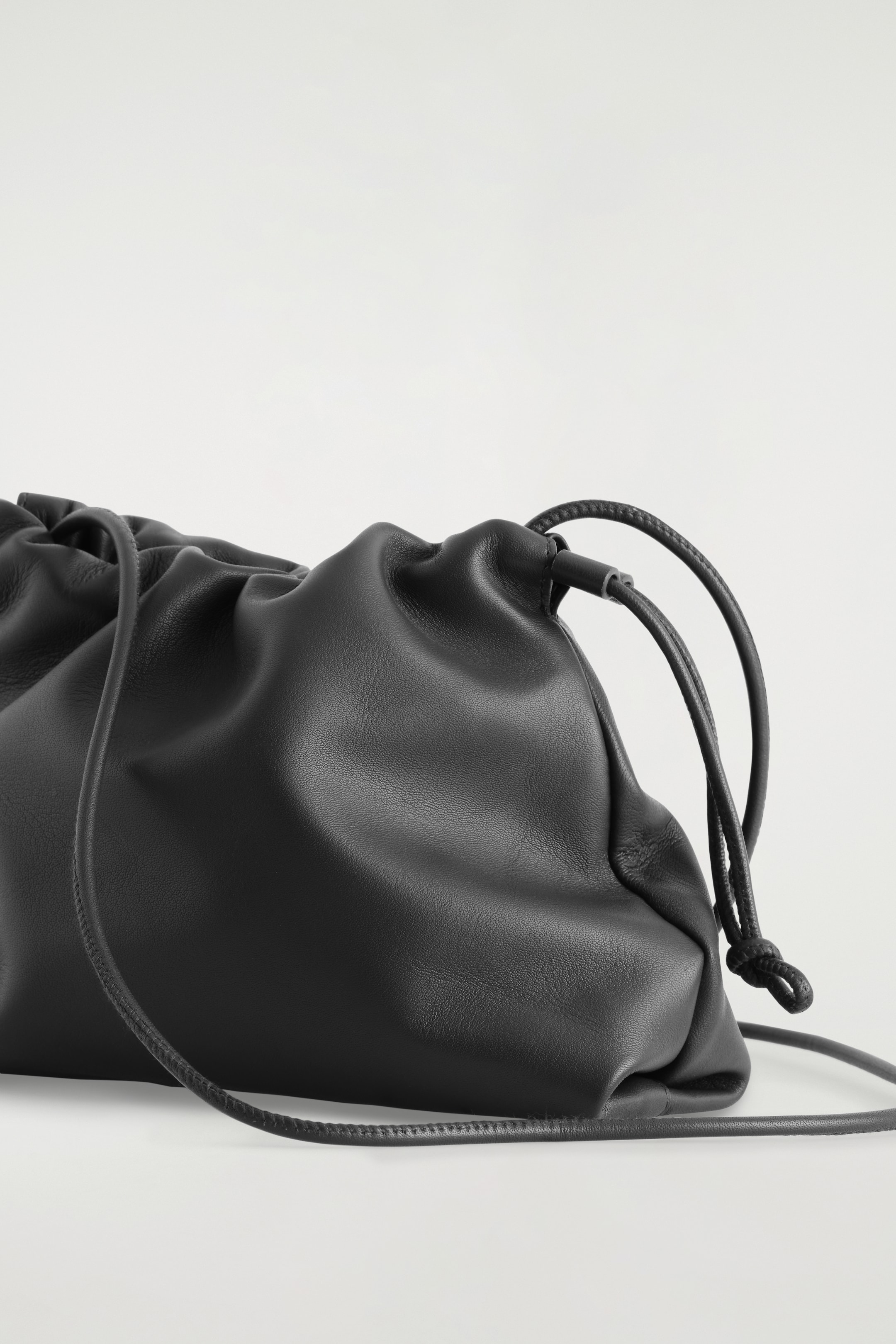 Visualizza immagine più grande: POCHETTE CAVATELLI MINI IN PELLE - NERO - DONNA | H&M IT 7