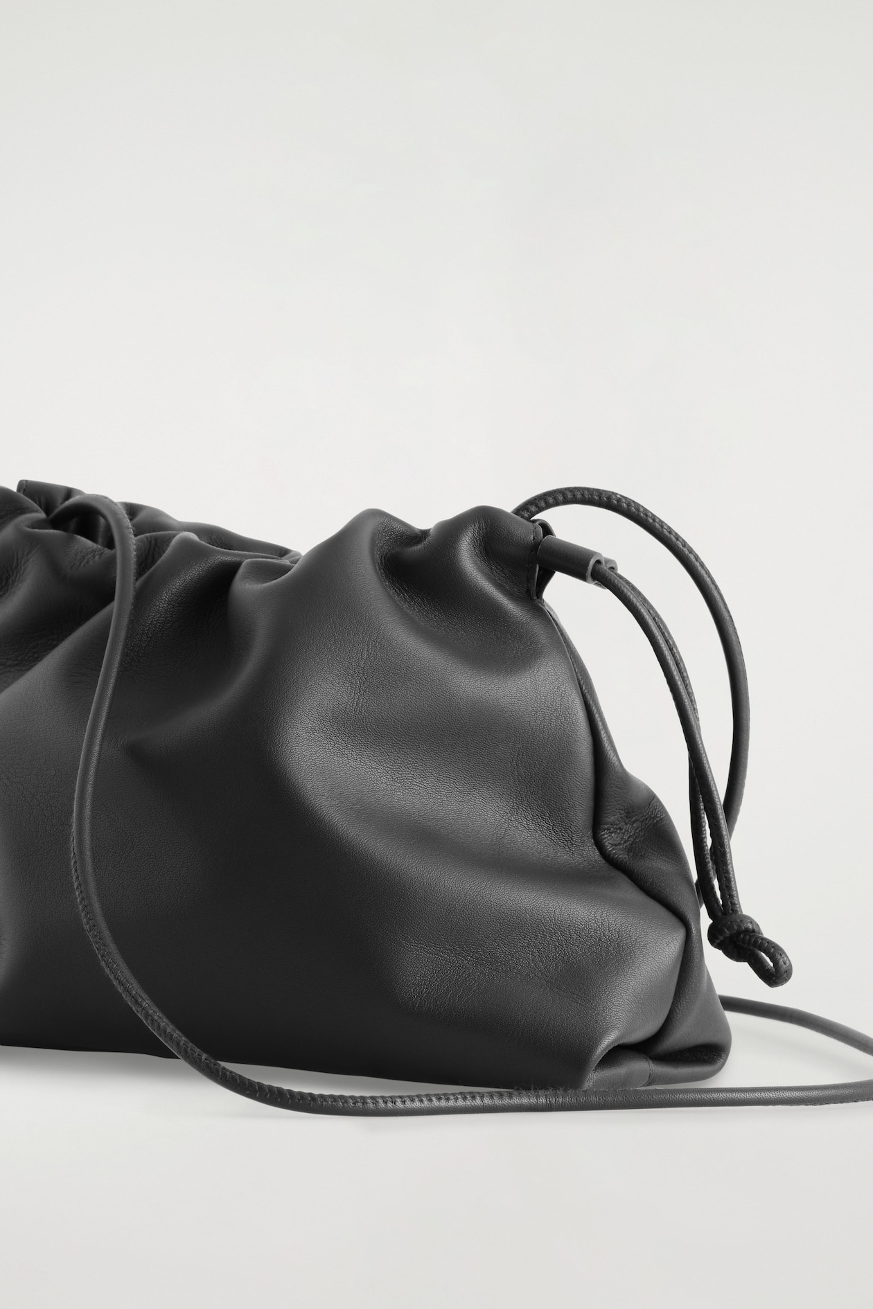 MINI CAVATELLI CLUTCH BAG - LEATHER — BLACK