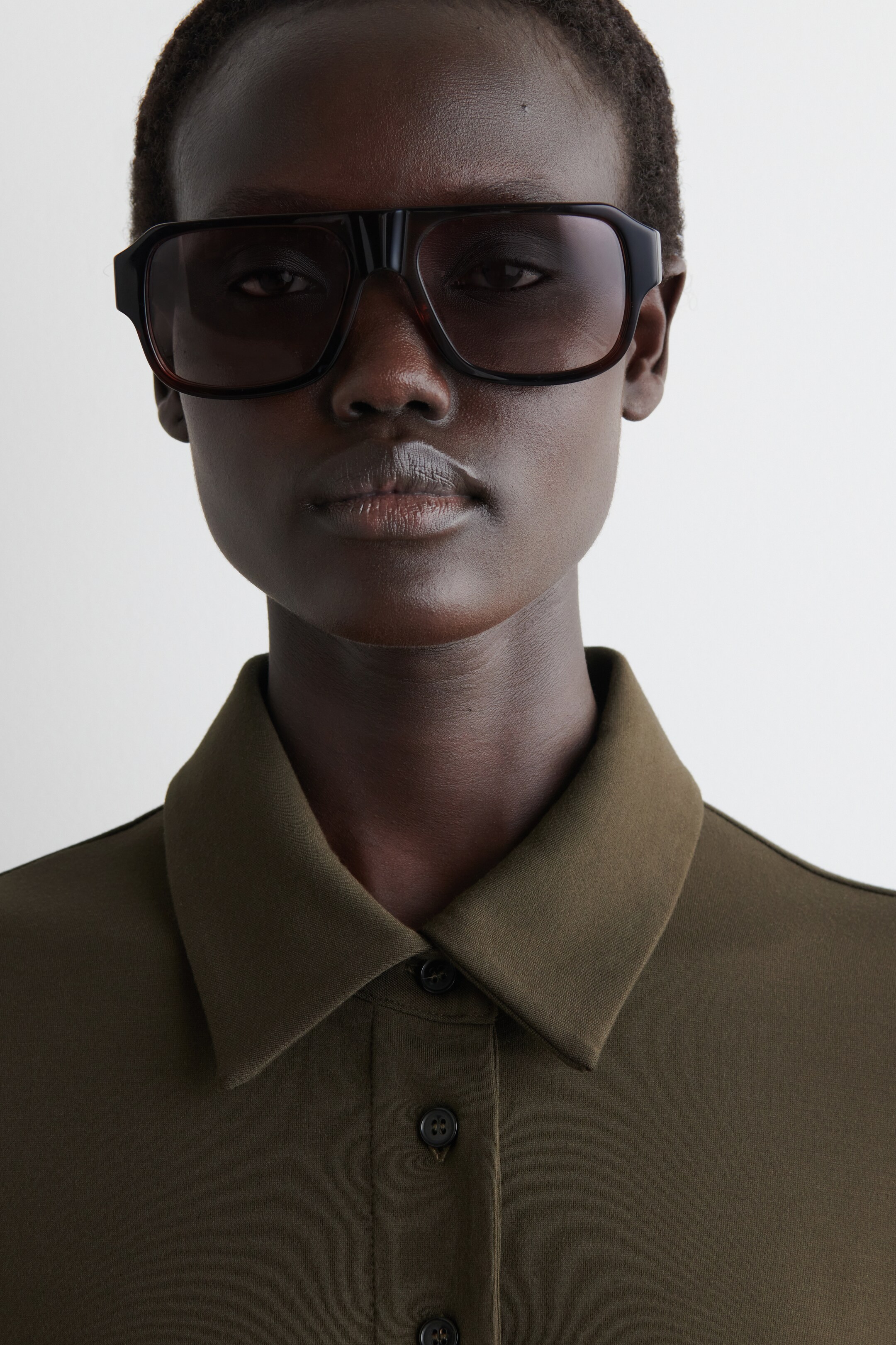 Zobrazit větší obrázek: MINI ŠATY Z DŽERSEJE S LÍMCEM POLO - TMAVÁ KHAKI - ŽENY | H&M CZ 4
