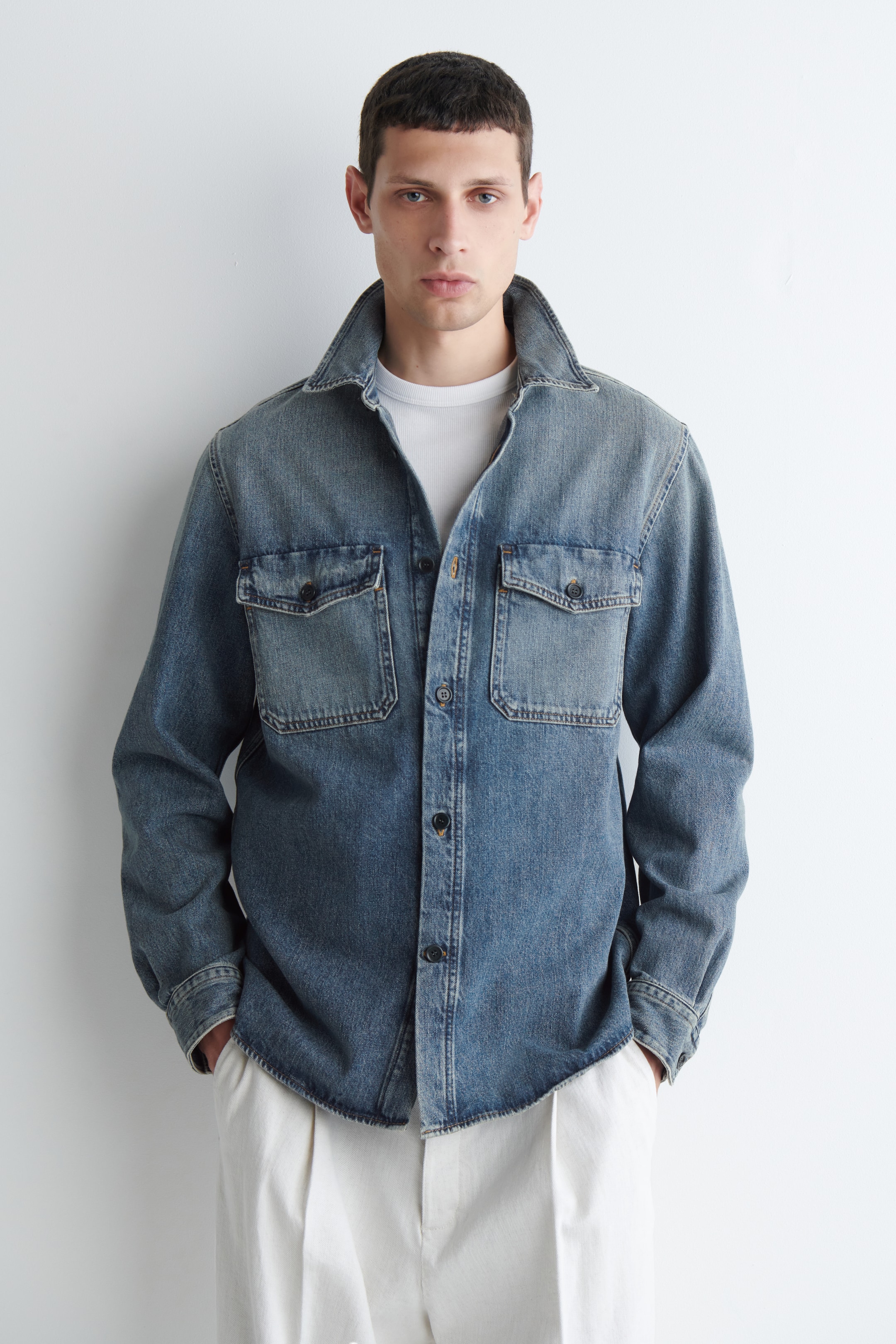 Visa större bild: JEANSSKJORTA - BLEKT BLÅ - HERR | H&M SE 1