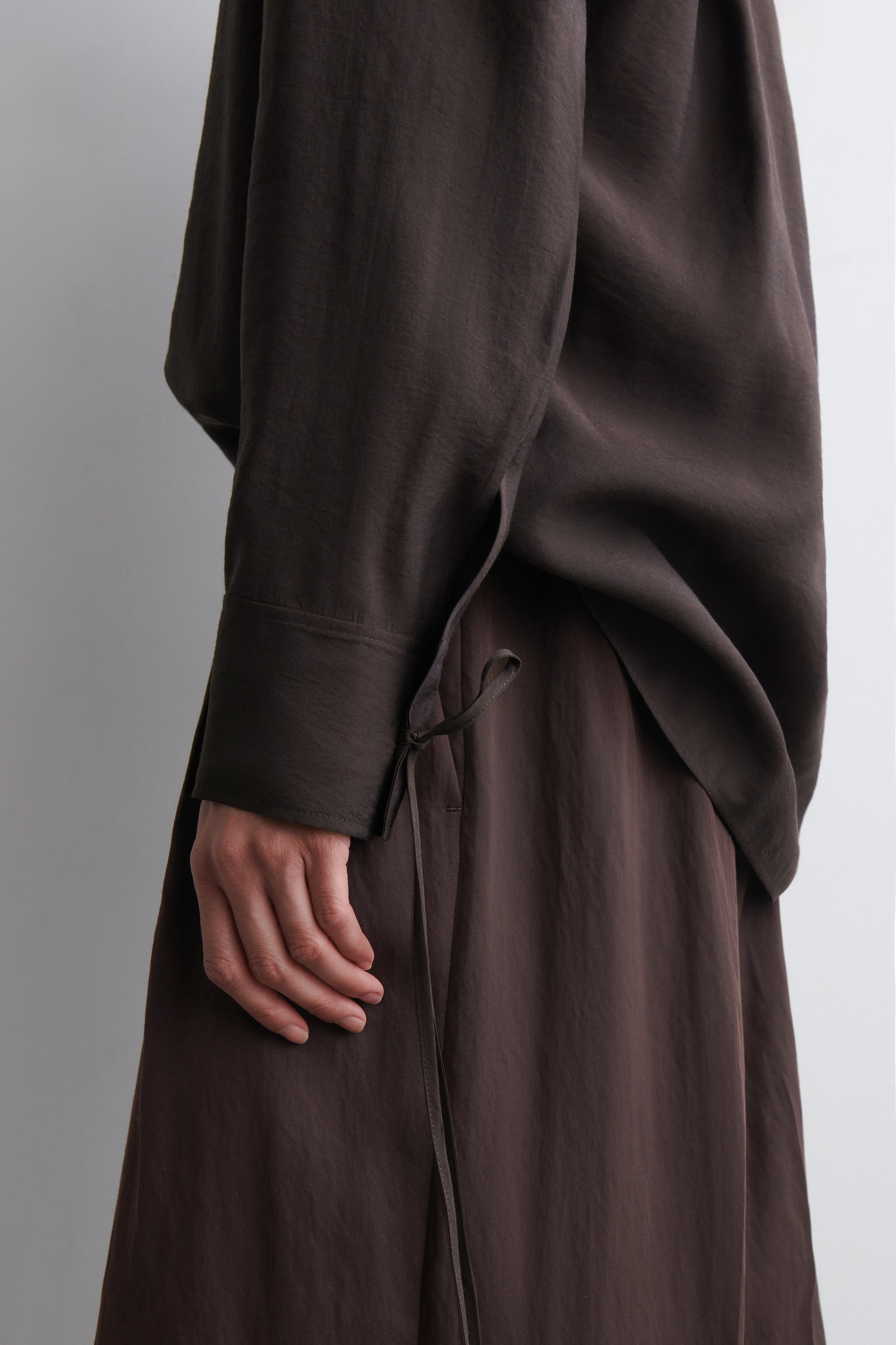 WIDE-COLLAR MODAL BLOUSE - DARK BROWN/ECRU - 3